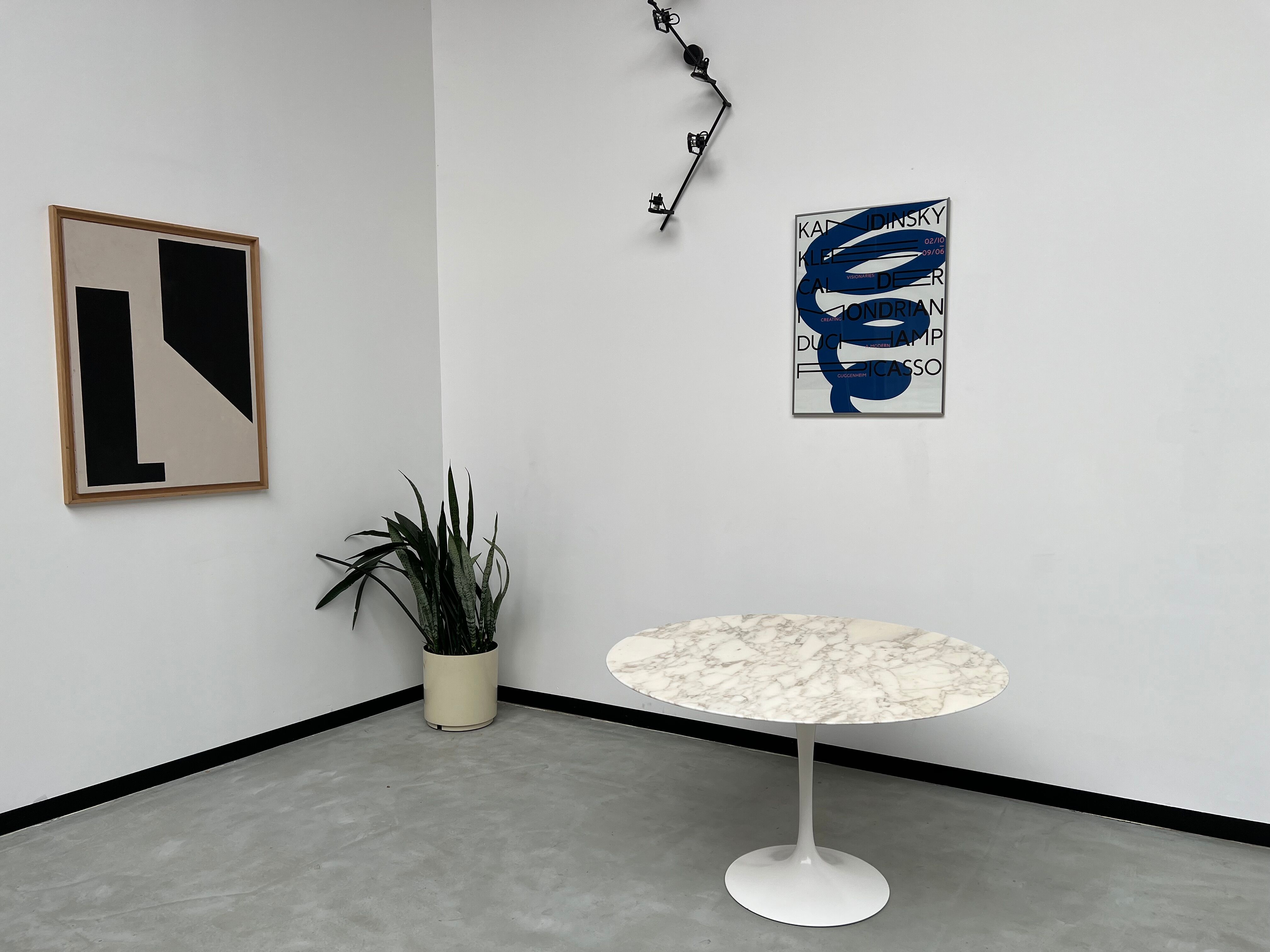 Florence Knoll round table, marble top and tulip base, circa 1960, Eero Saarinen