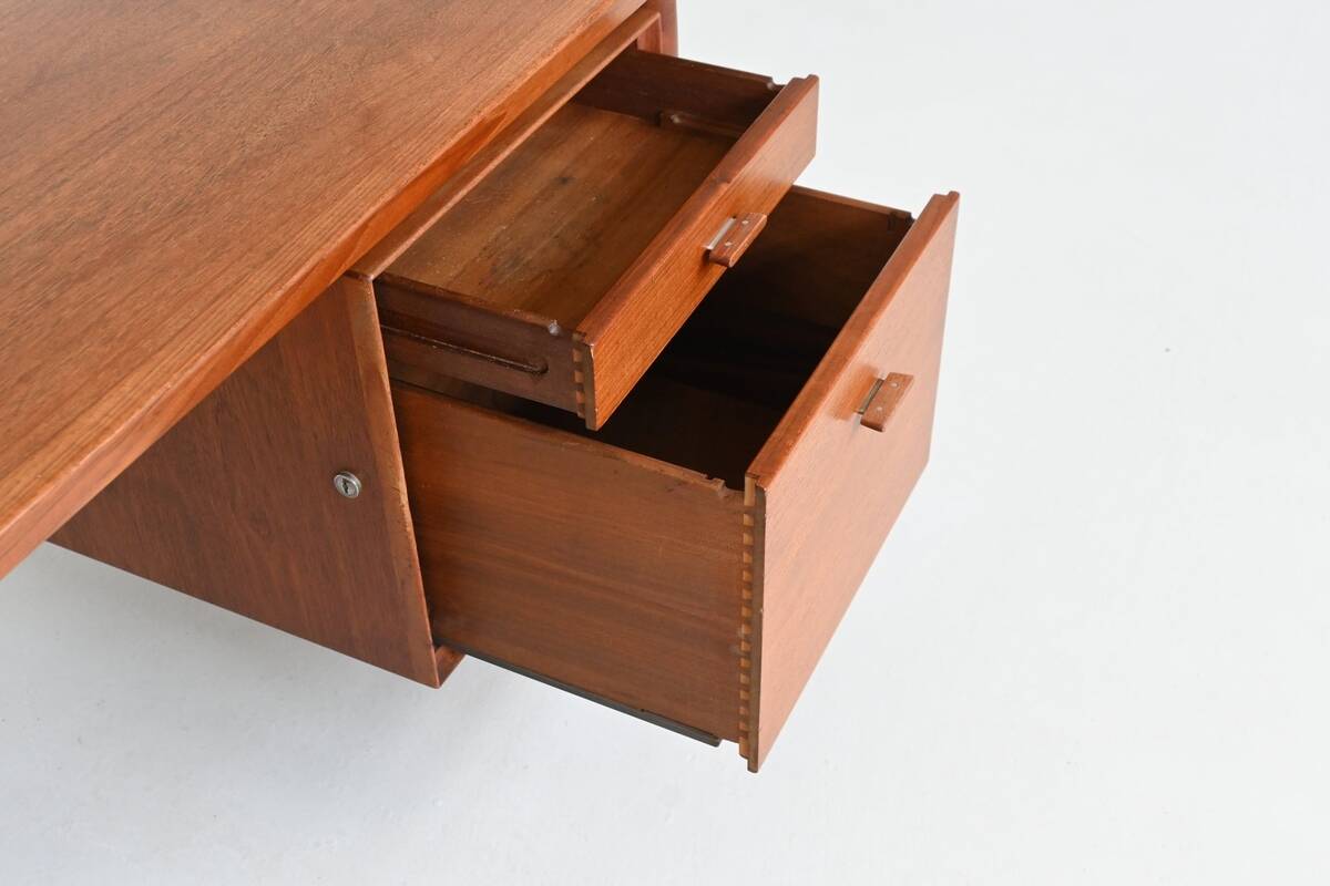 Arne Vodder writing desk model 207 in teak Sibast Denmark 1960