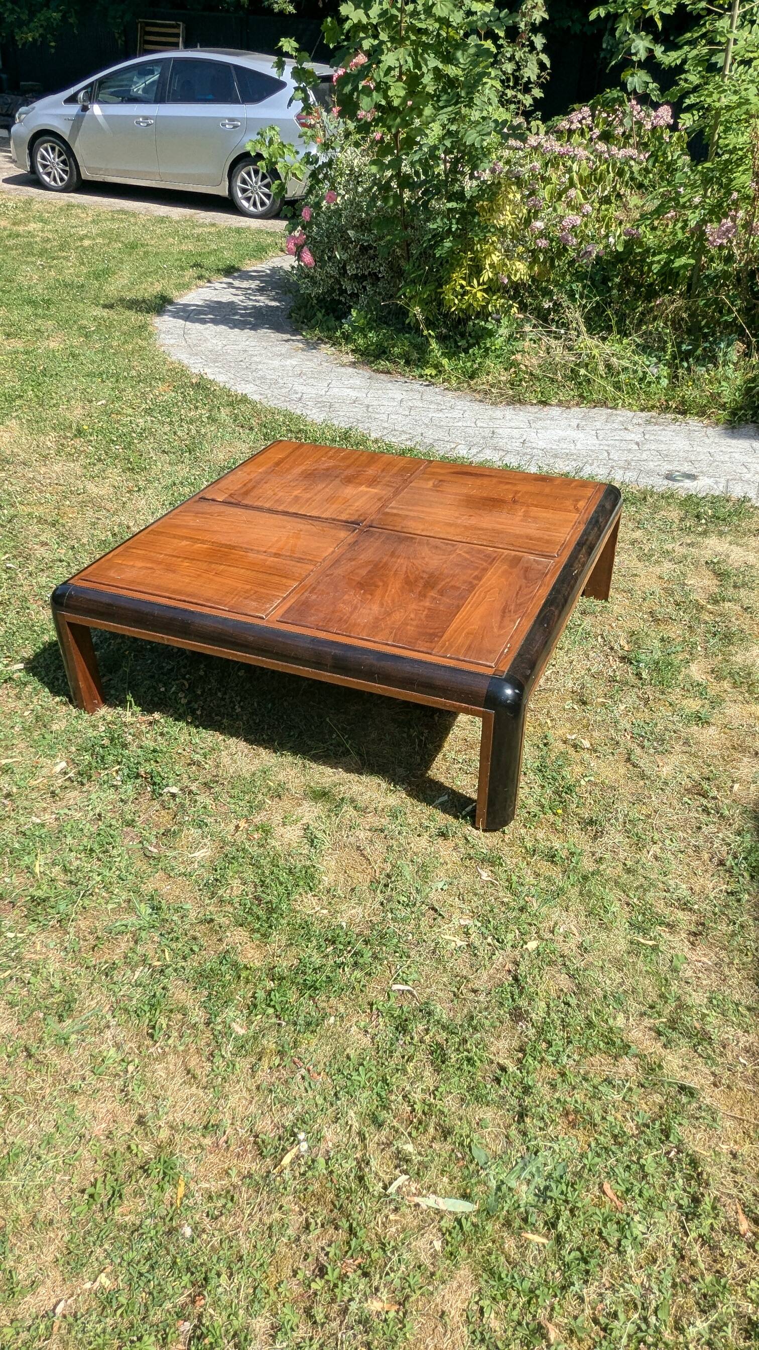 Table basse carrée vintage en bois massif et angles arrondis noircis