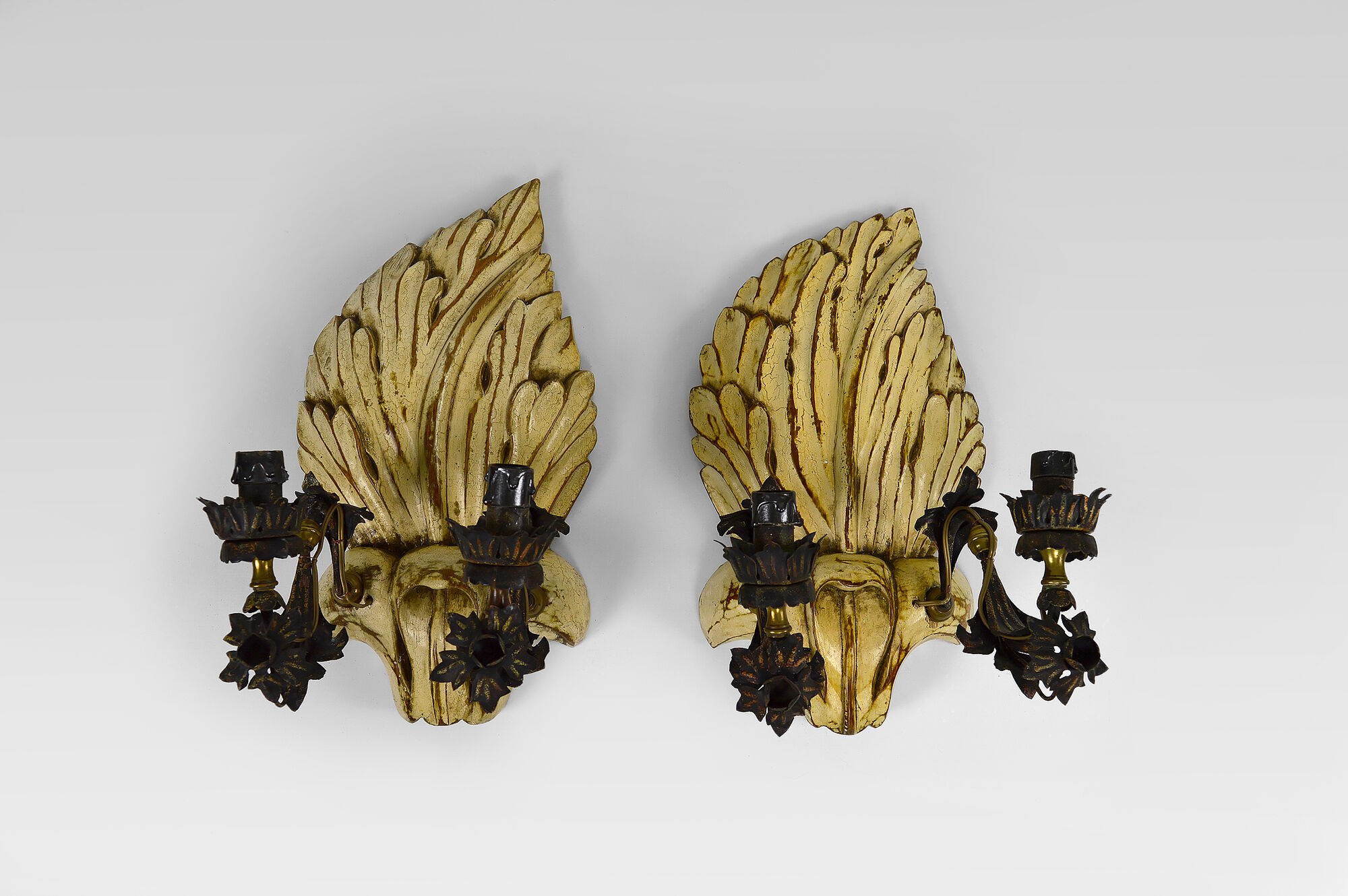 Pair of Hollywood Regency sconces in carved, painted and patinated wood, 1950s