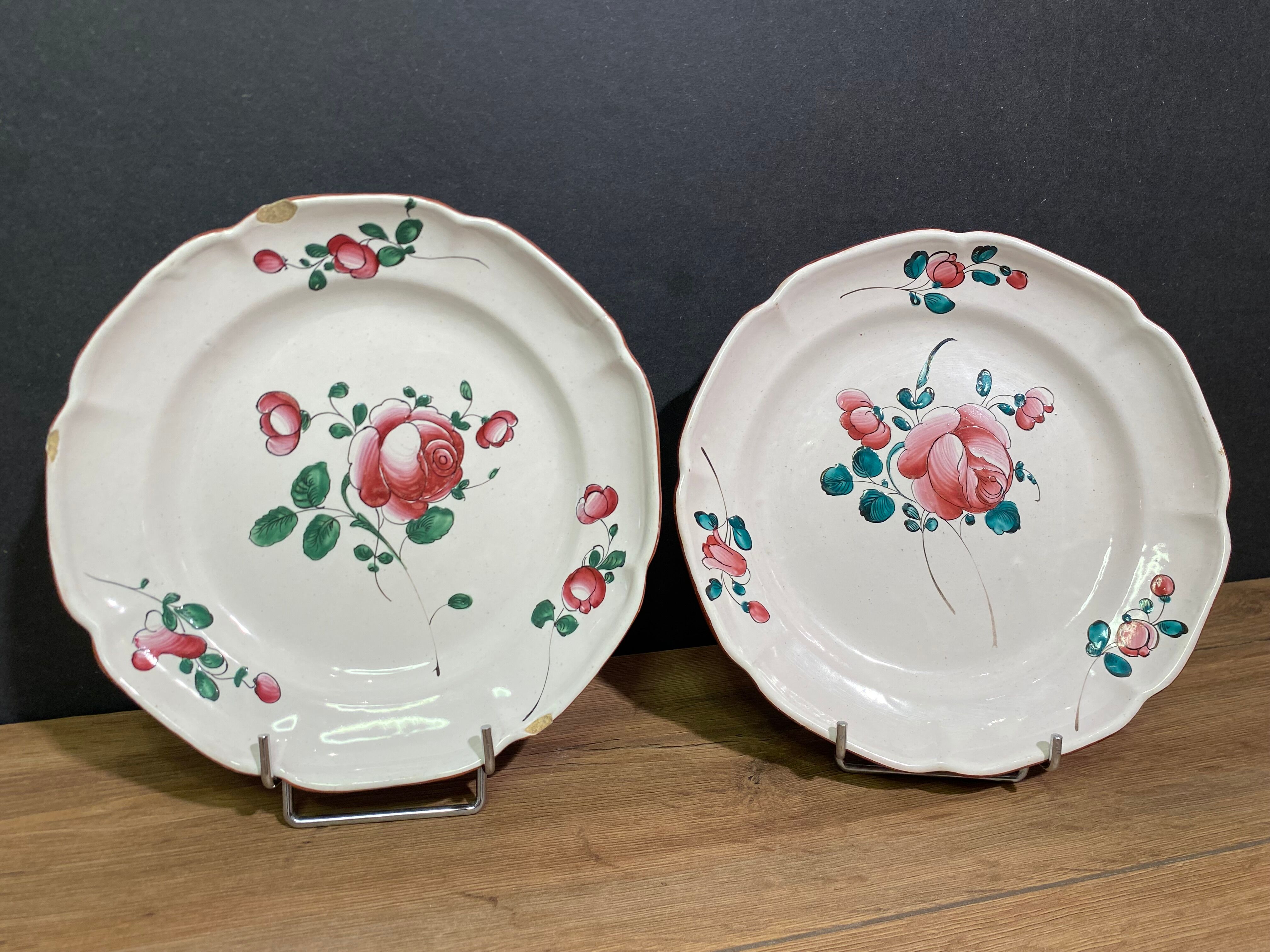 Pair of earthenware plates from the East nineteenth with floral decoration