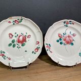 Paire d'assiettes en faïence de l'Est XIXe à décor floral