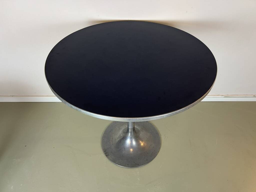Vintage round tulip dining table in dark blue metal from the 1970s, 80cm.