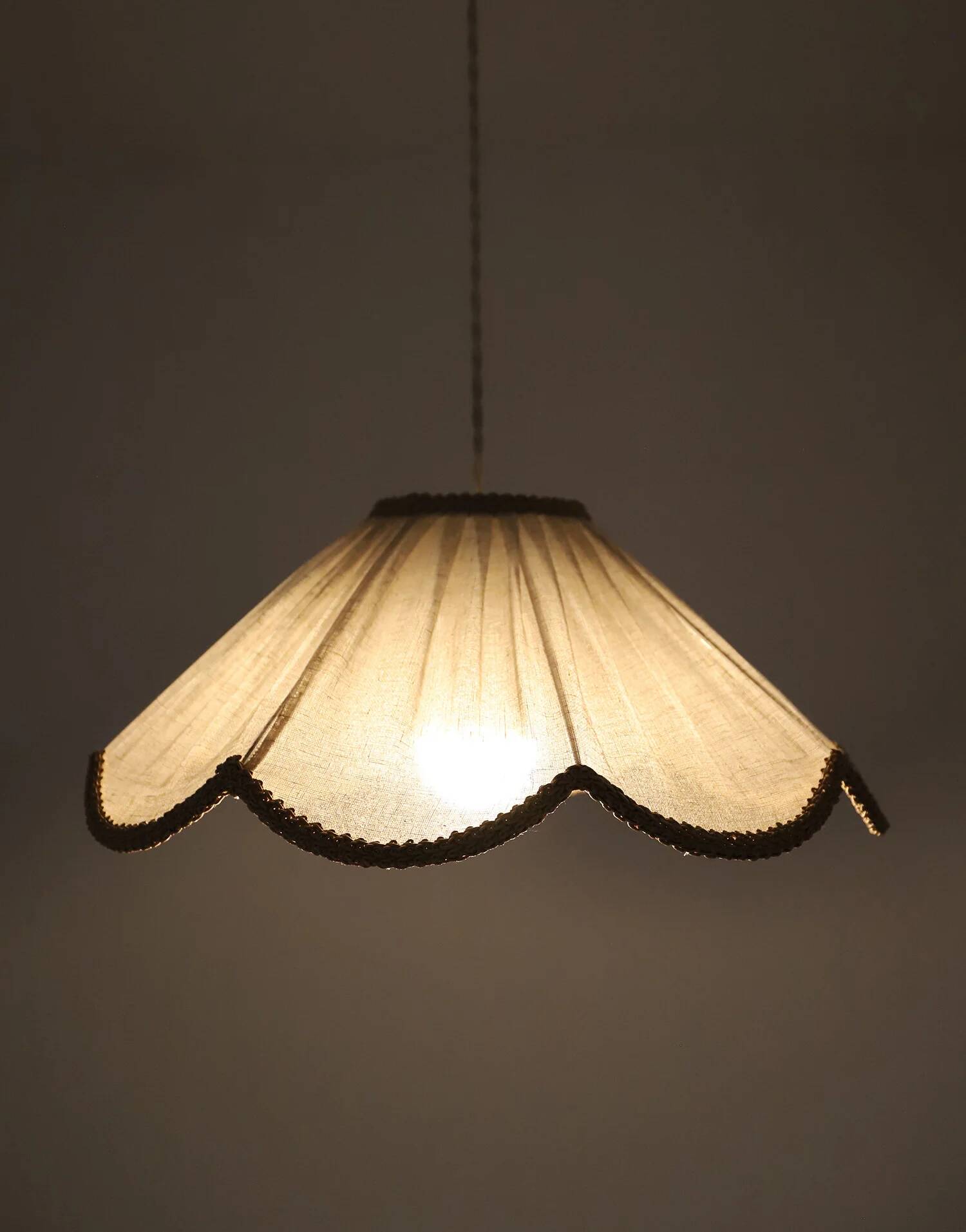 Suspension in a solid floral shape Françoise "classic beige"