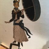 Femme au parapluie en métal, pendulaire