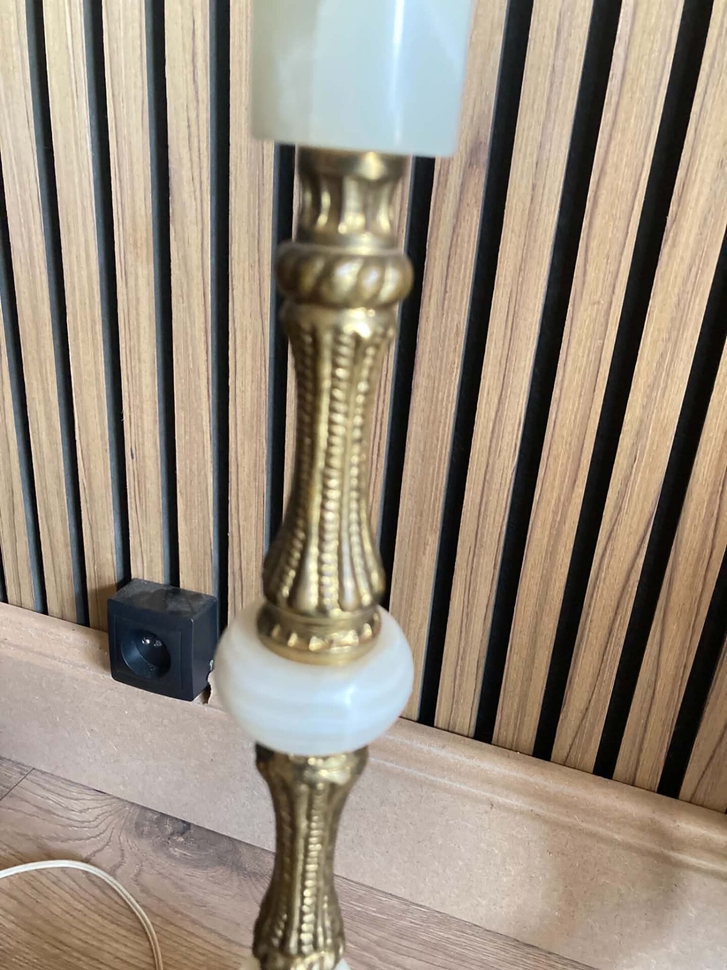 Lampadaire candélabre néo-classique en laiton doré et onyx — Style Flo