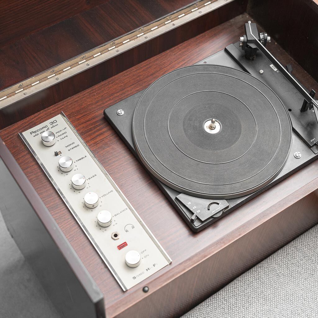 Canapé d'angle vintage avec compartiments de rangement et radio intégrée – design italien des années 1970