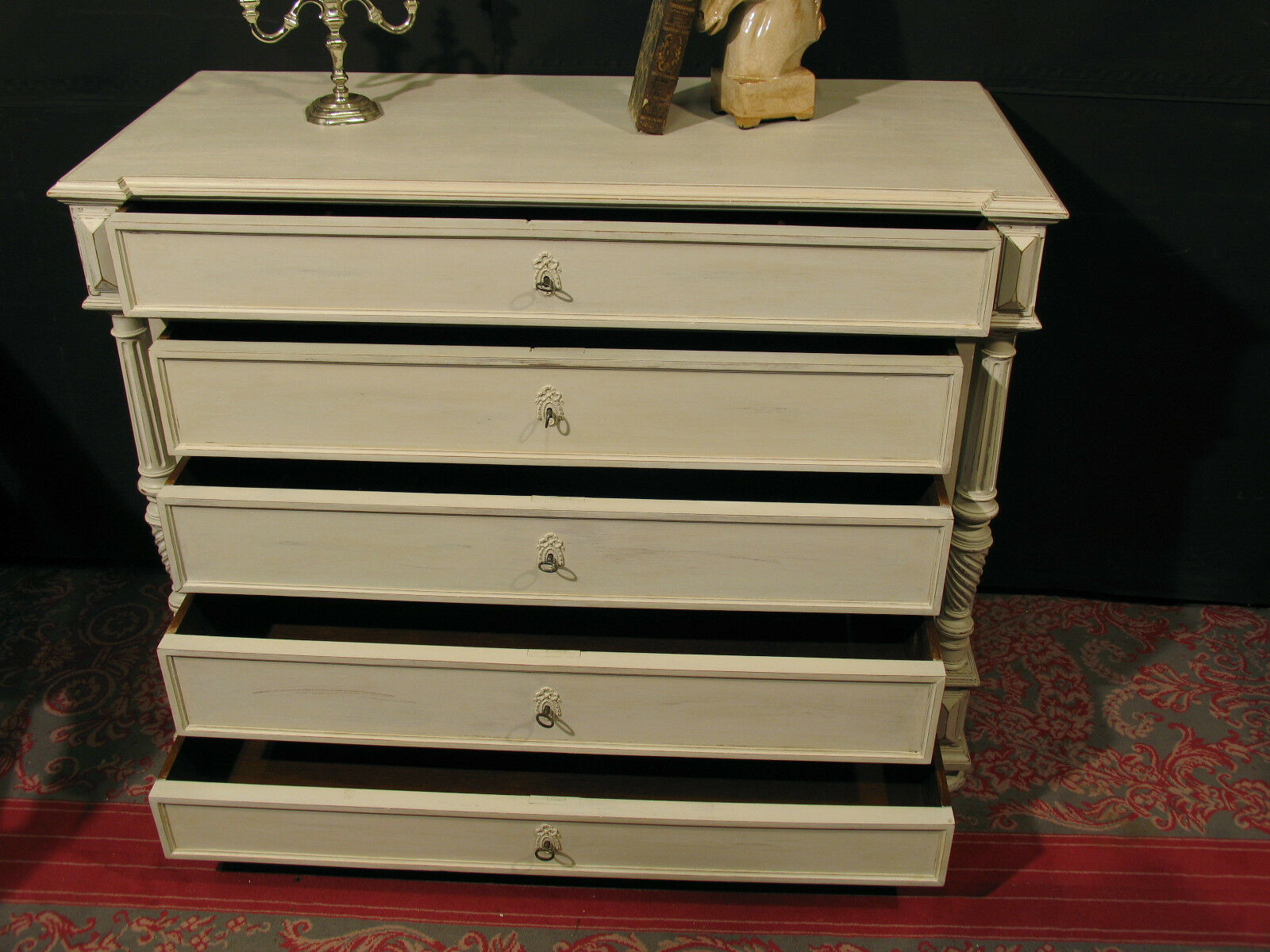 Former style Louis XVI in shabby white patinated wood 5 drawers