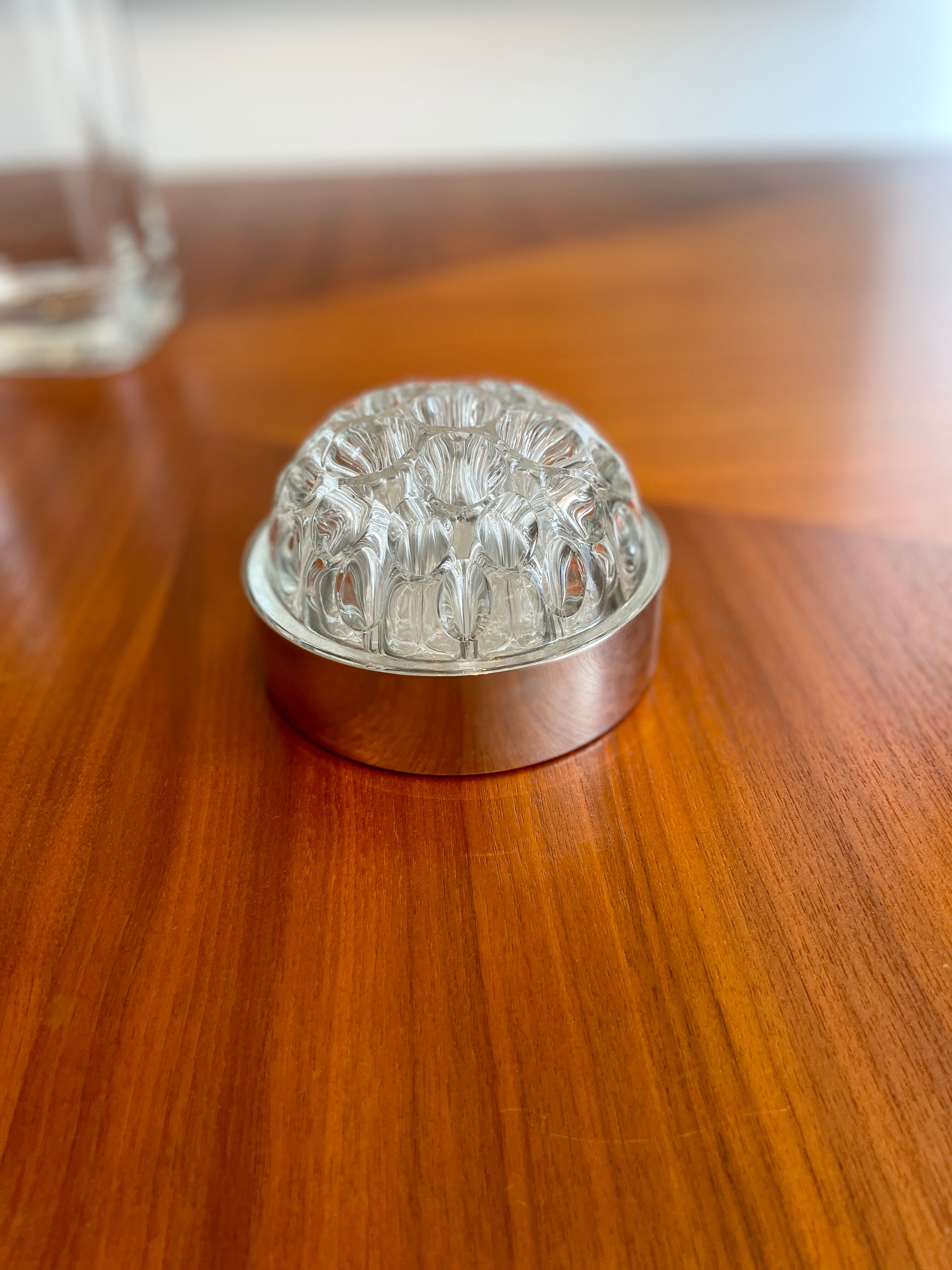 Pique fleurs en verre et aluminium