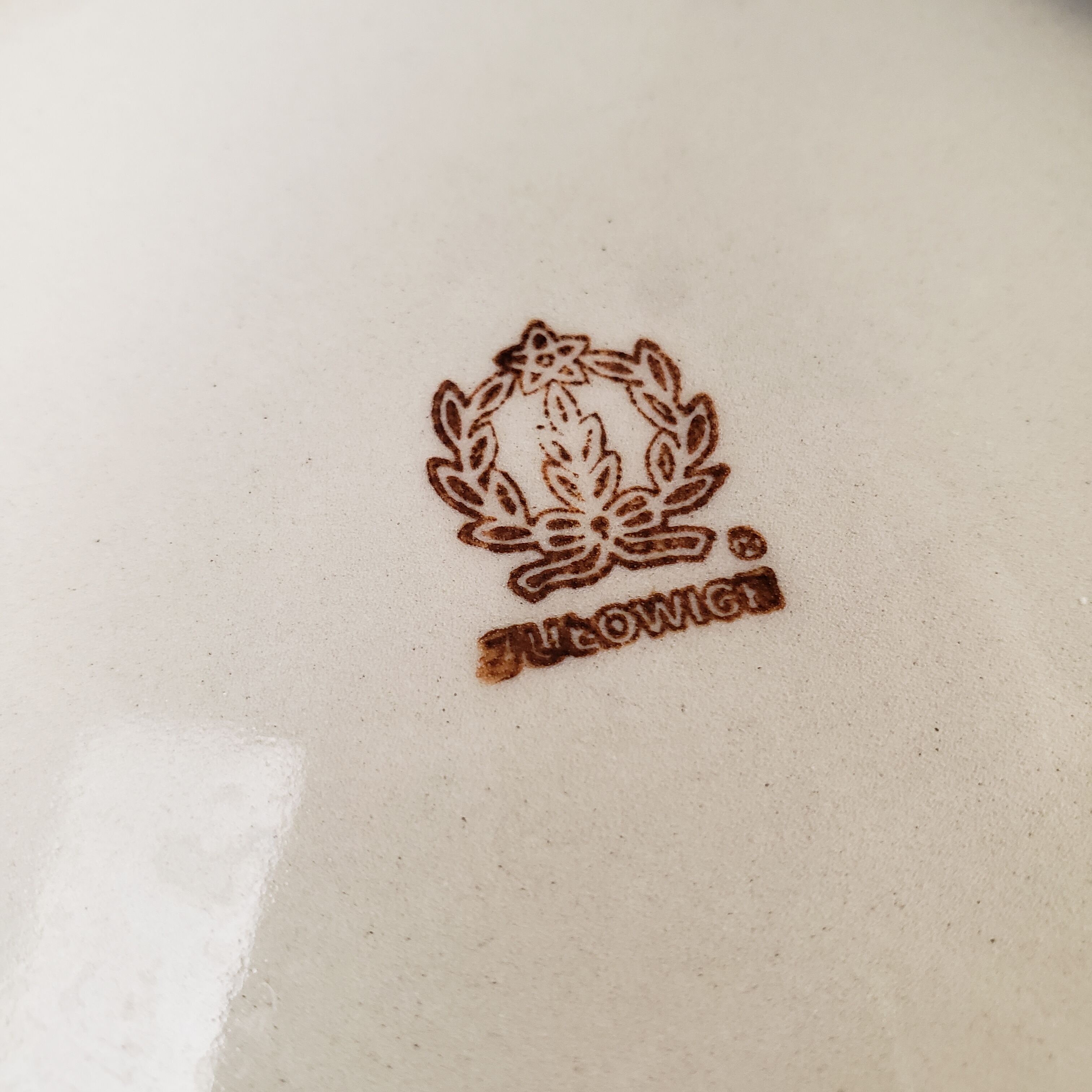 Set of 8 speckled plates