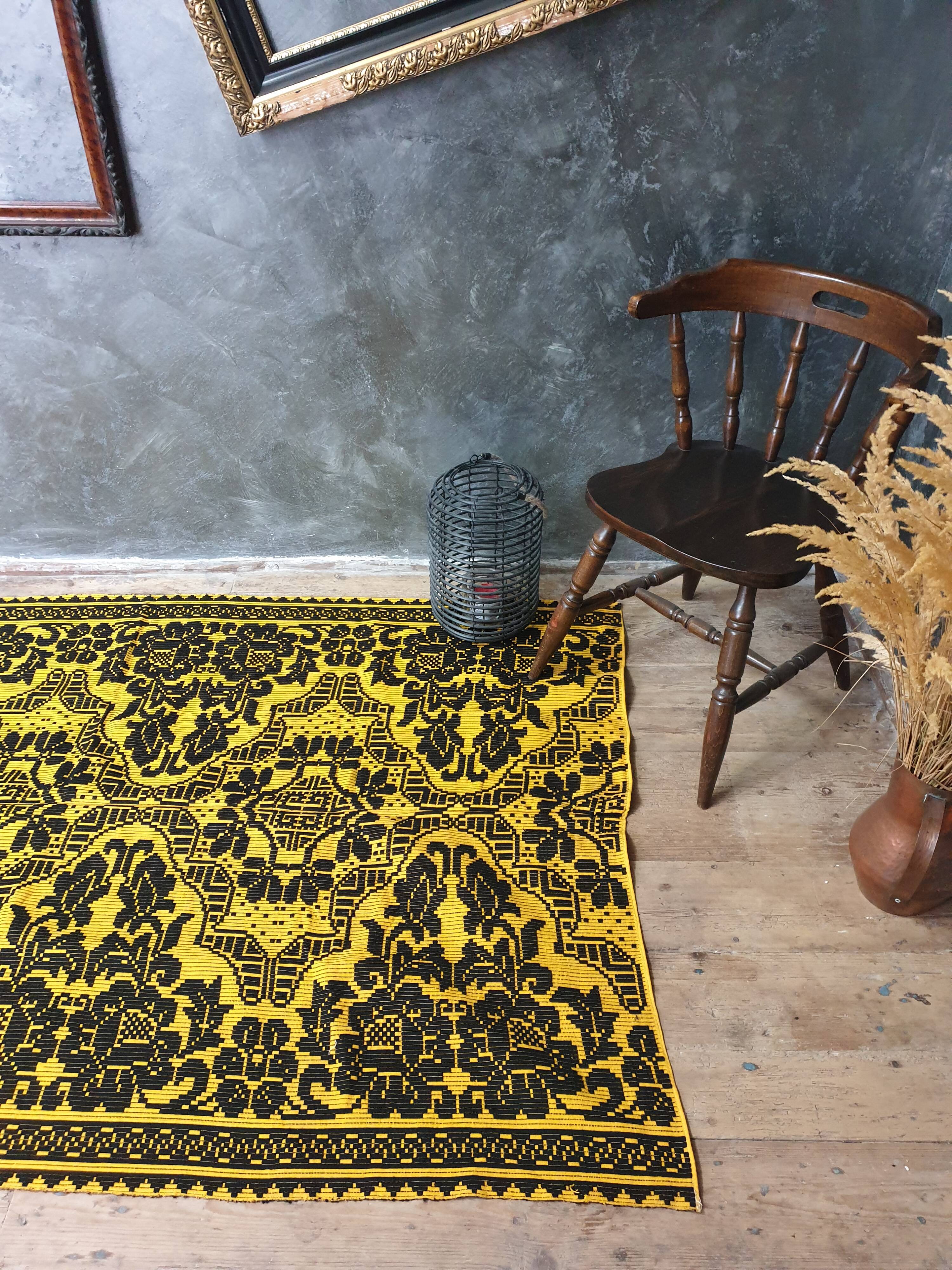 Wool handwoven yellow rug Romanian rug. Teppich. Tapis roumain. Romania