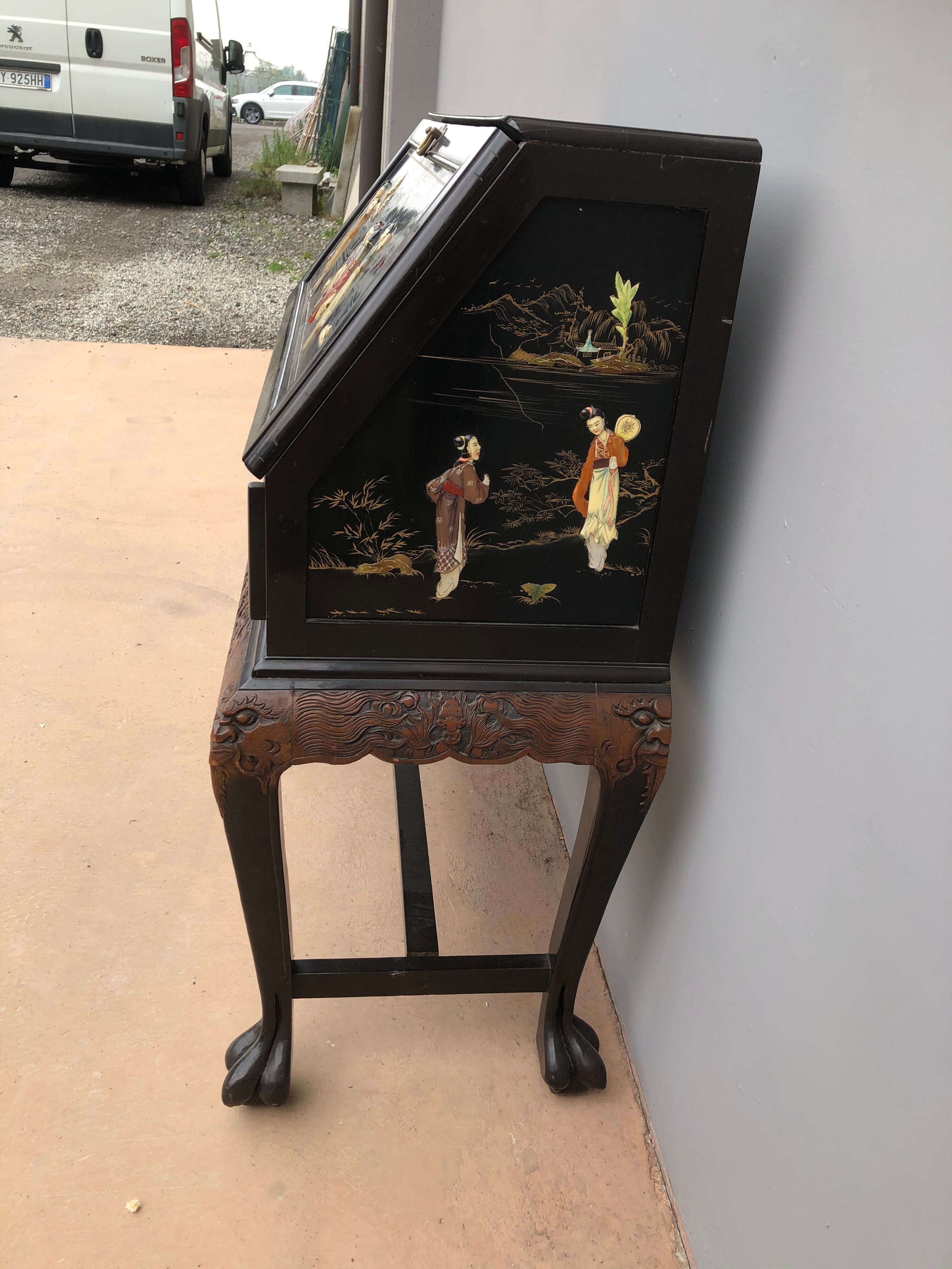 Slope office with asian decorations from the 1950s