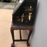 Slope office with asian decorations from the 1950s