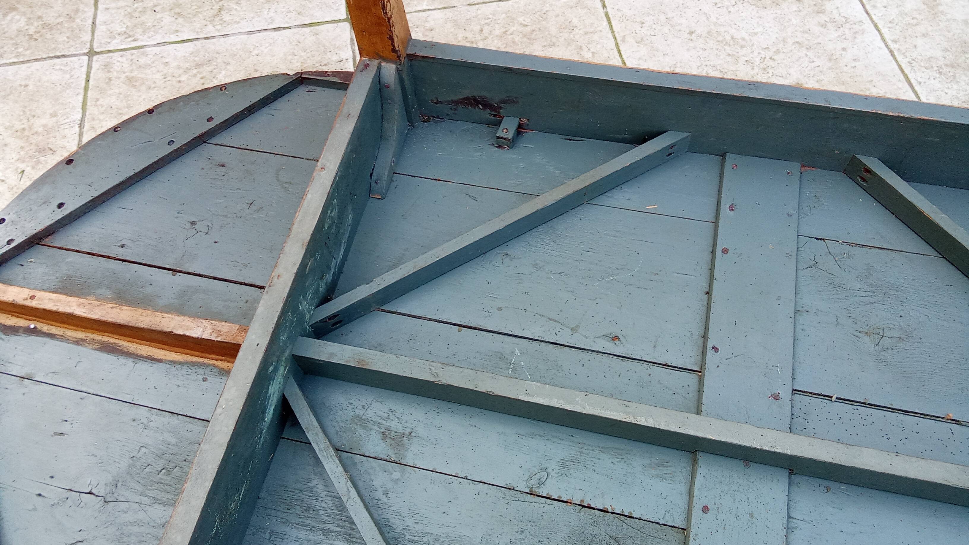 Old oval farm table 2m42