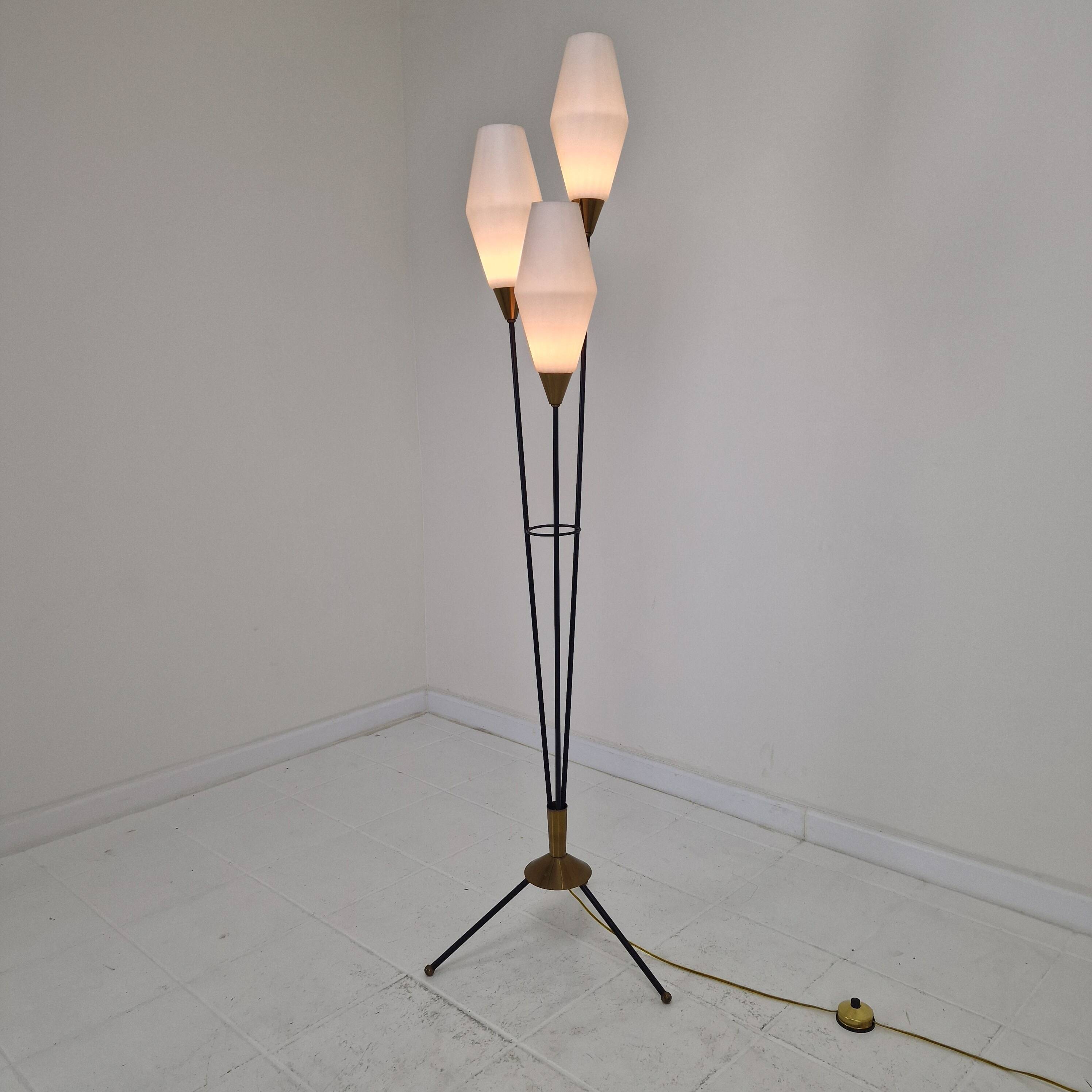Lampadaire trépied en verre opalin et laiton, Italie, années 1950