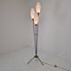 Lampadaire trépied en verre opalin et laiton, Italie, années 1950