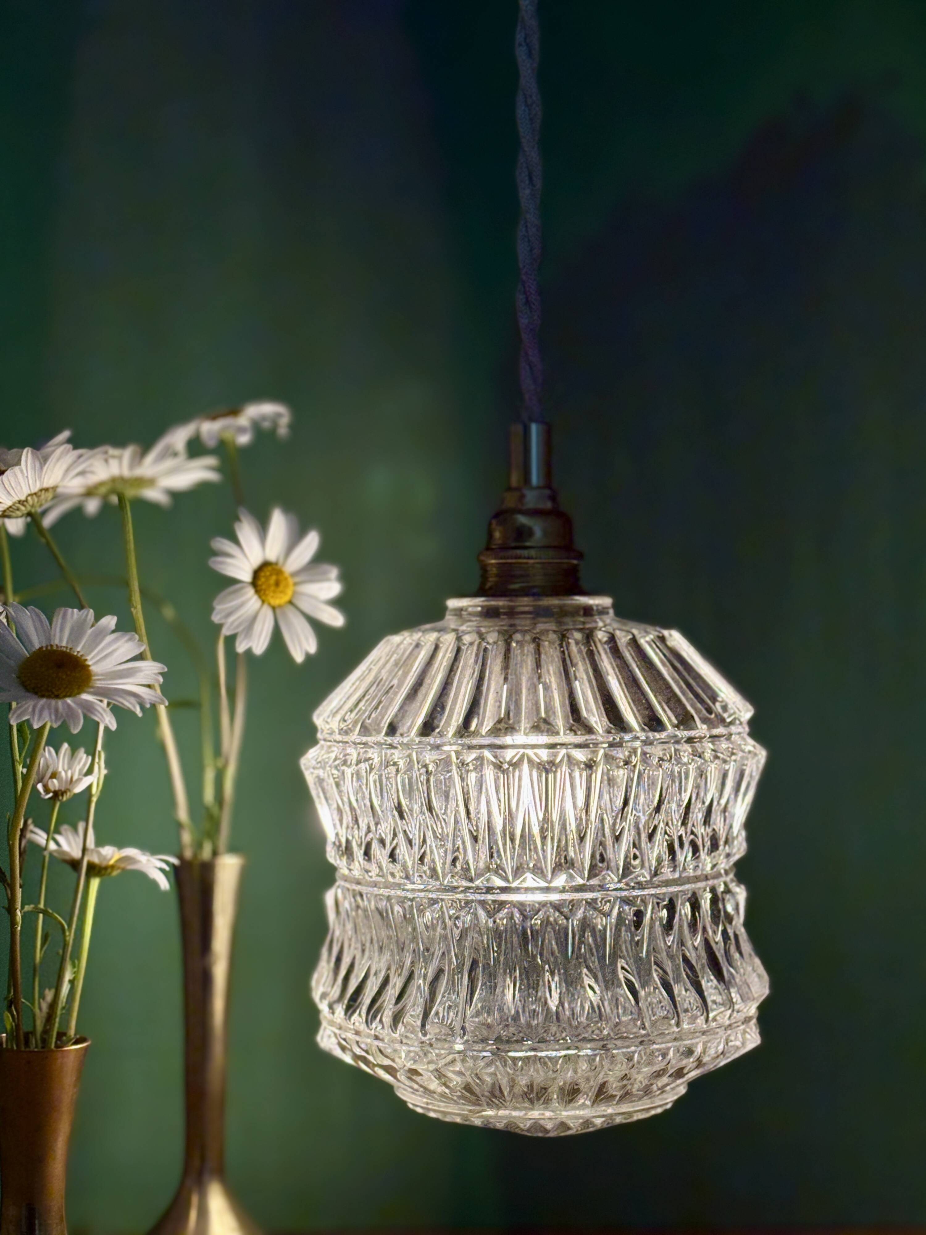 Suspension globe vintage en verre moulé