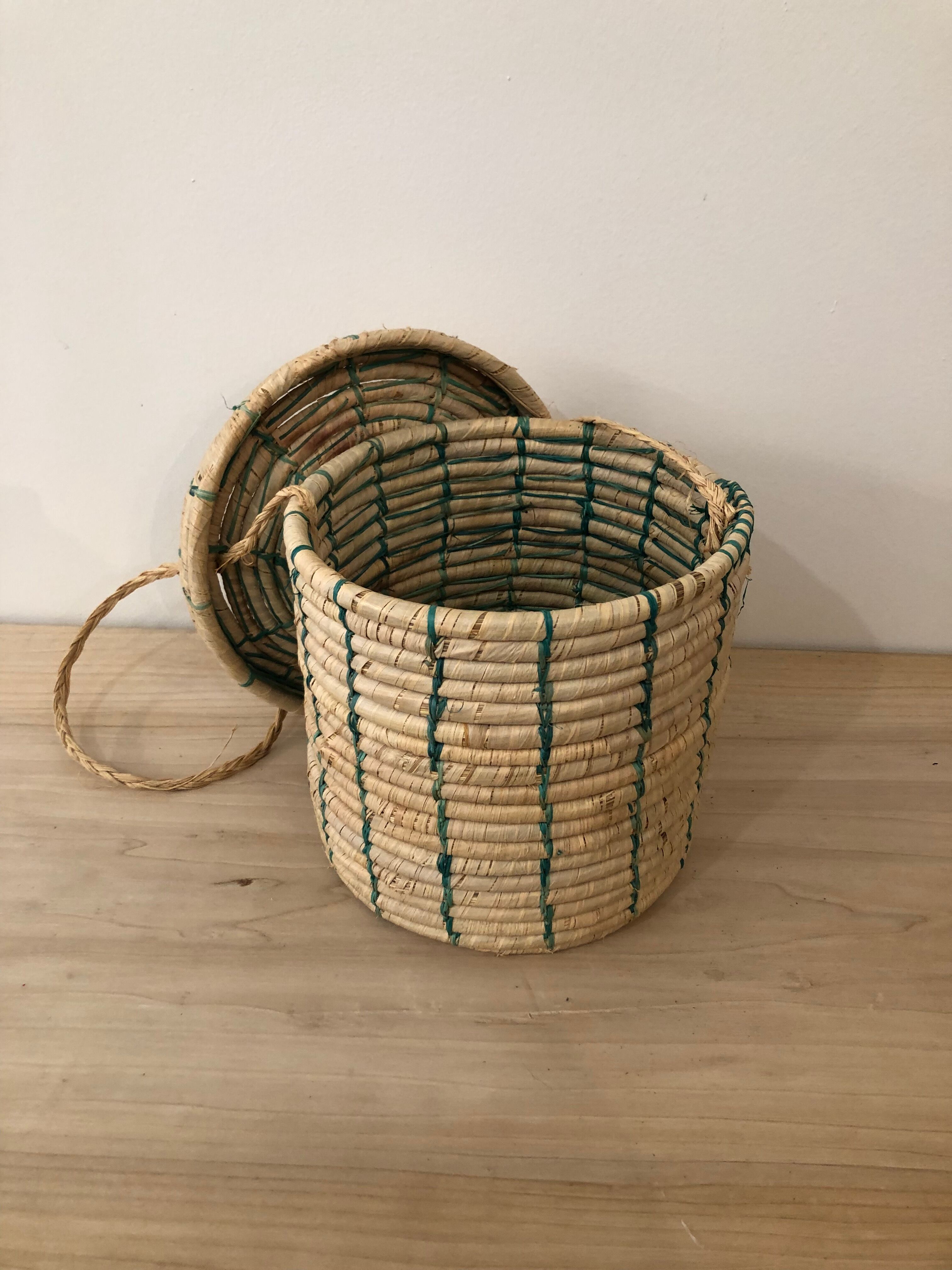 Wicker basket to hang