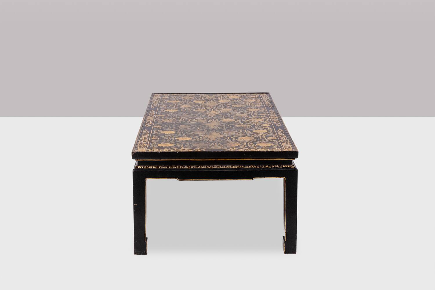 Lacquer coffee table decorated with floral motifs. Circa 1900.