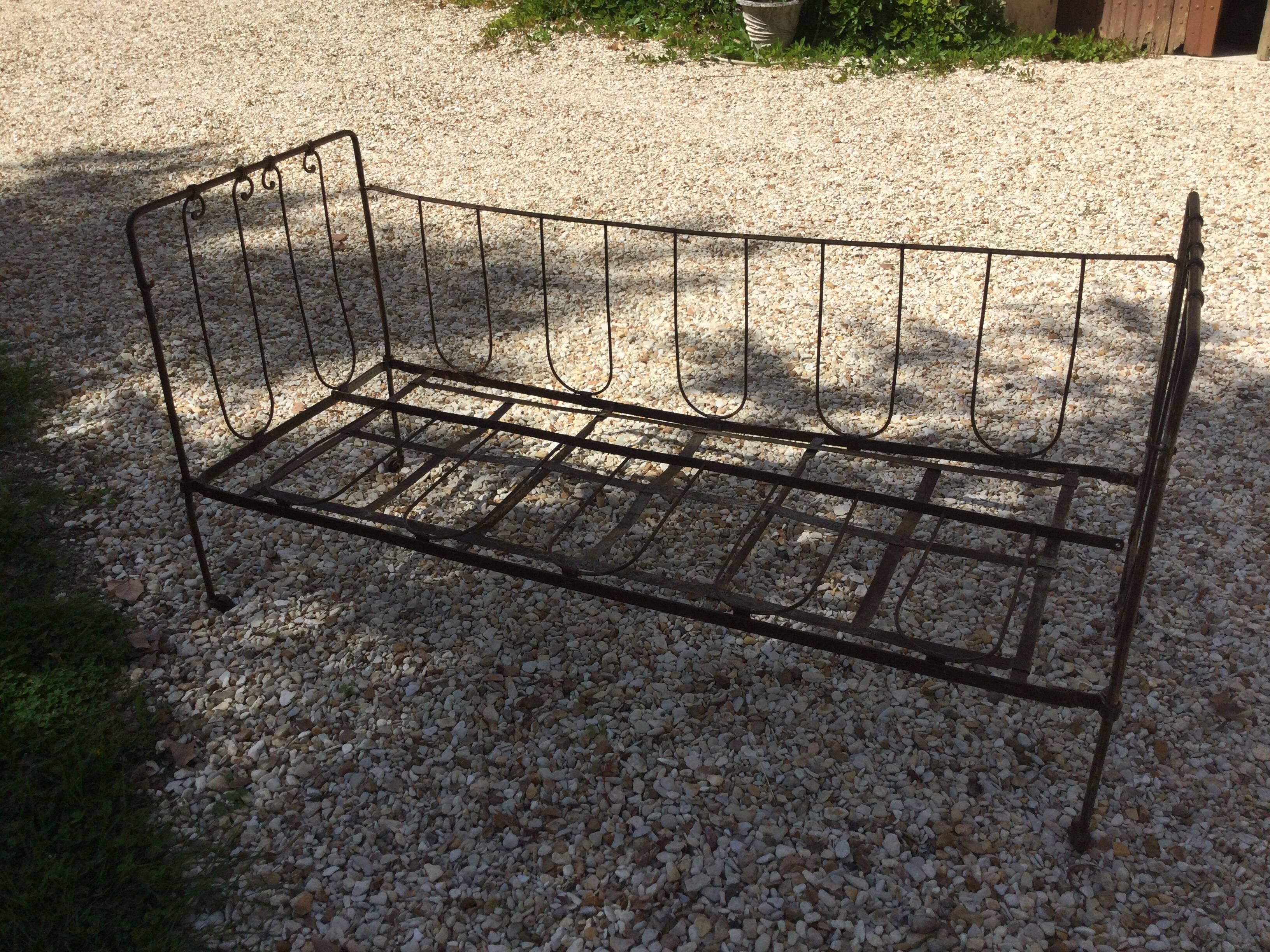 Lit banquette ancien fer forgé avec coussins