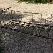 Lit banquette ancien fer forgé avec coussins
