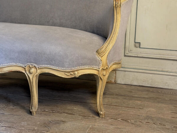 Banquette corbeille de style Louis XV en bois sculpté et peint, XIXème siècle