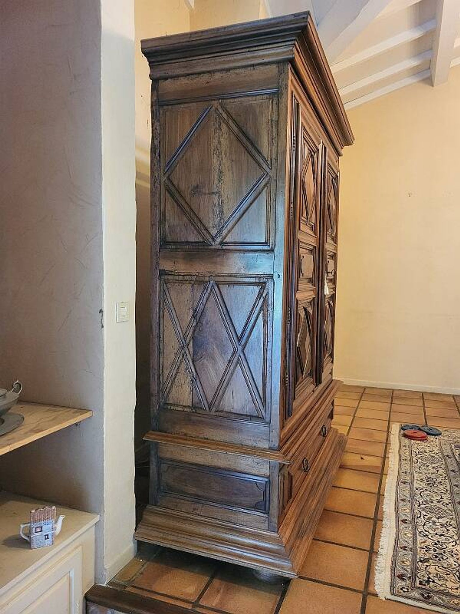 Armoire Louis XIII en noyer pointe de diamant et 2 portes, XVIIIème siècle