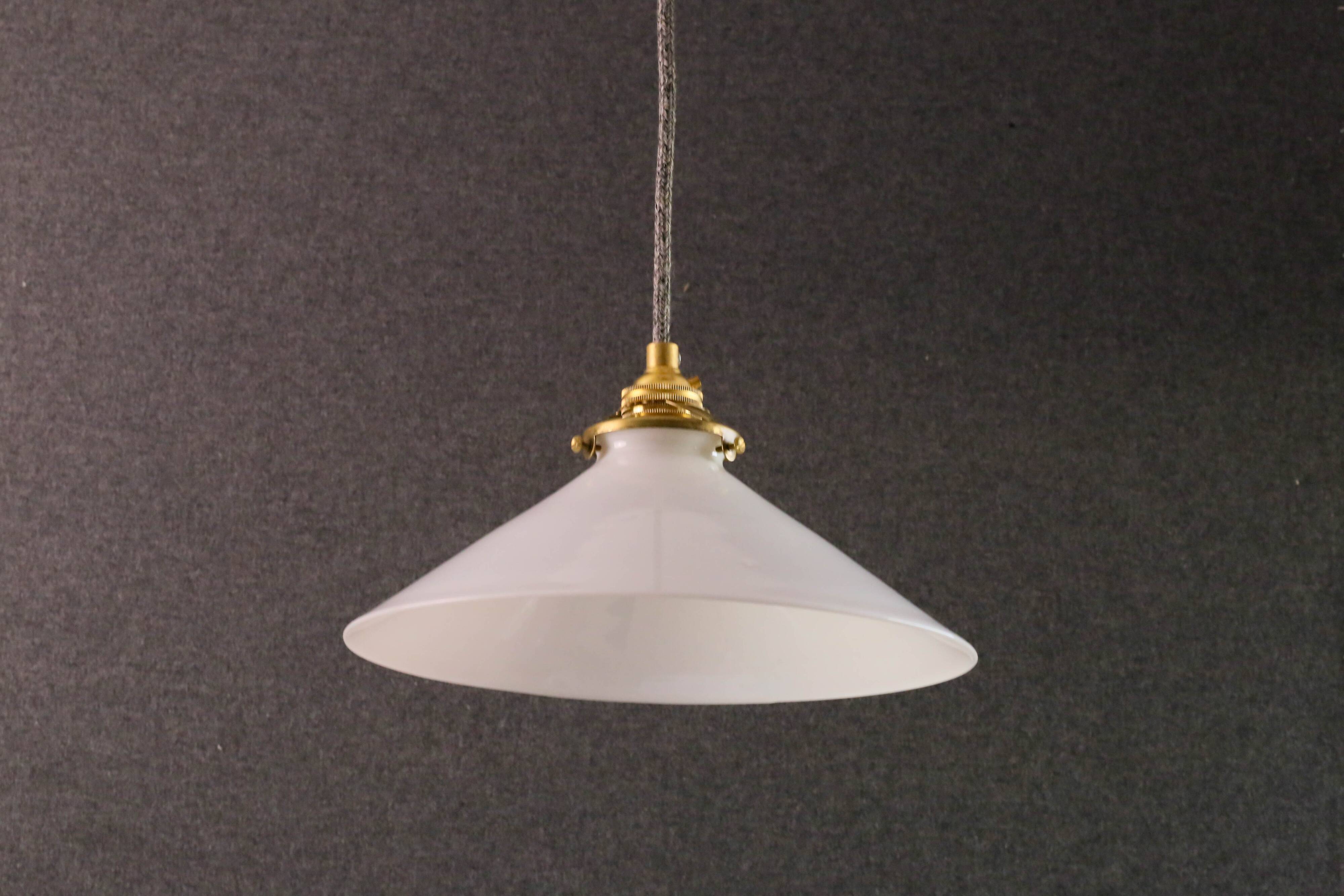 Suspension in high white opaline - delivered with a new cable and socket