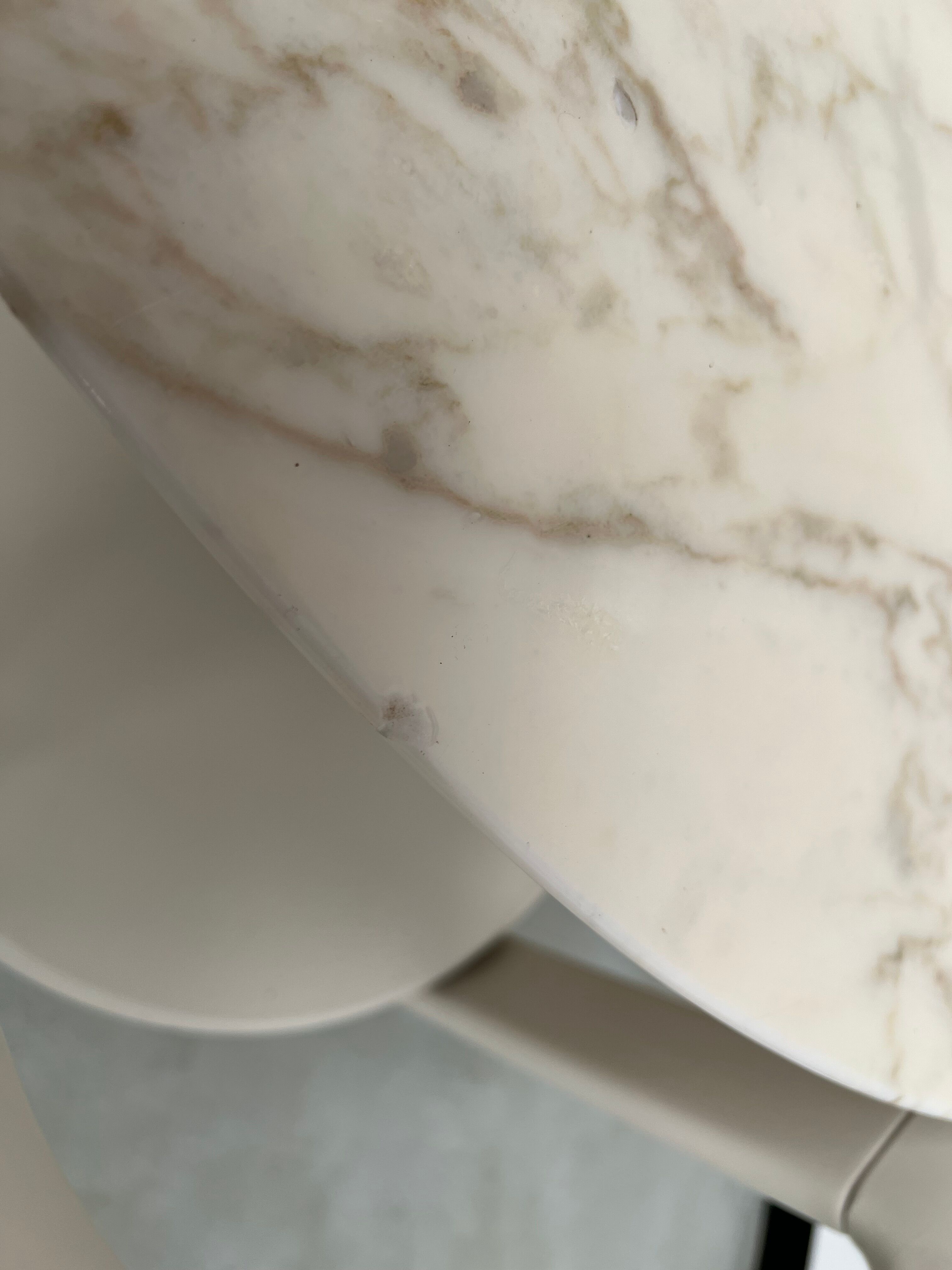 Florence Knoll round table, marble top and tulip base, circa 1960, Eero Saarinen