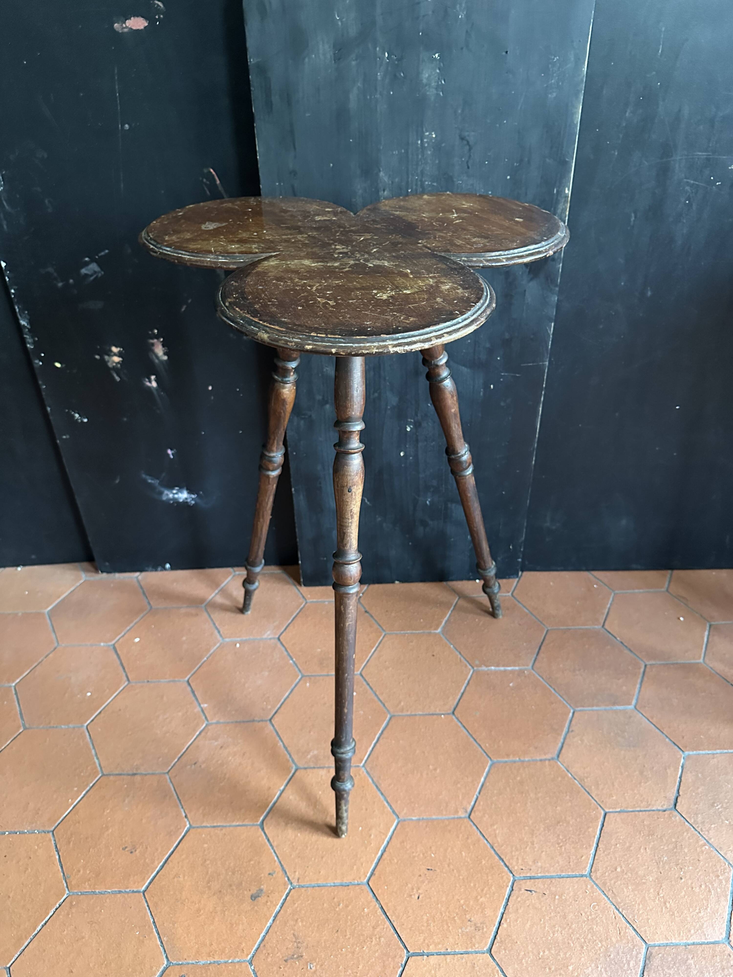 Guéridon Napoléon III en bois, forme trèfle