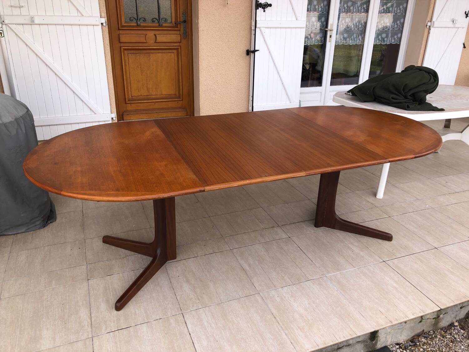 Baumann oval table in solid teak