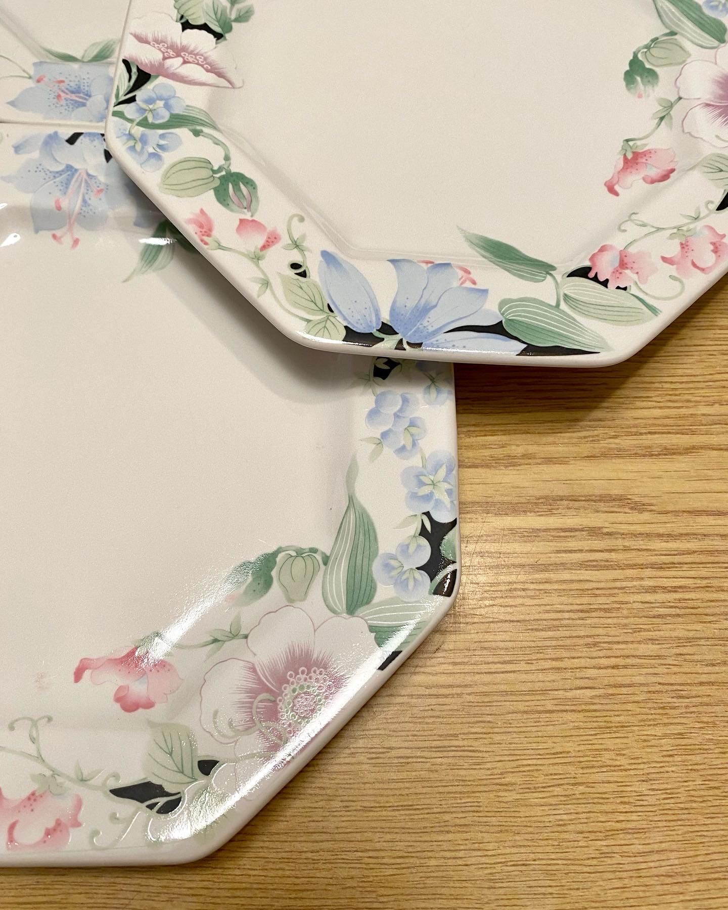 Octagonal Fiji Japan plates with sandstone flowers