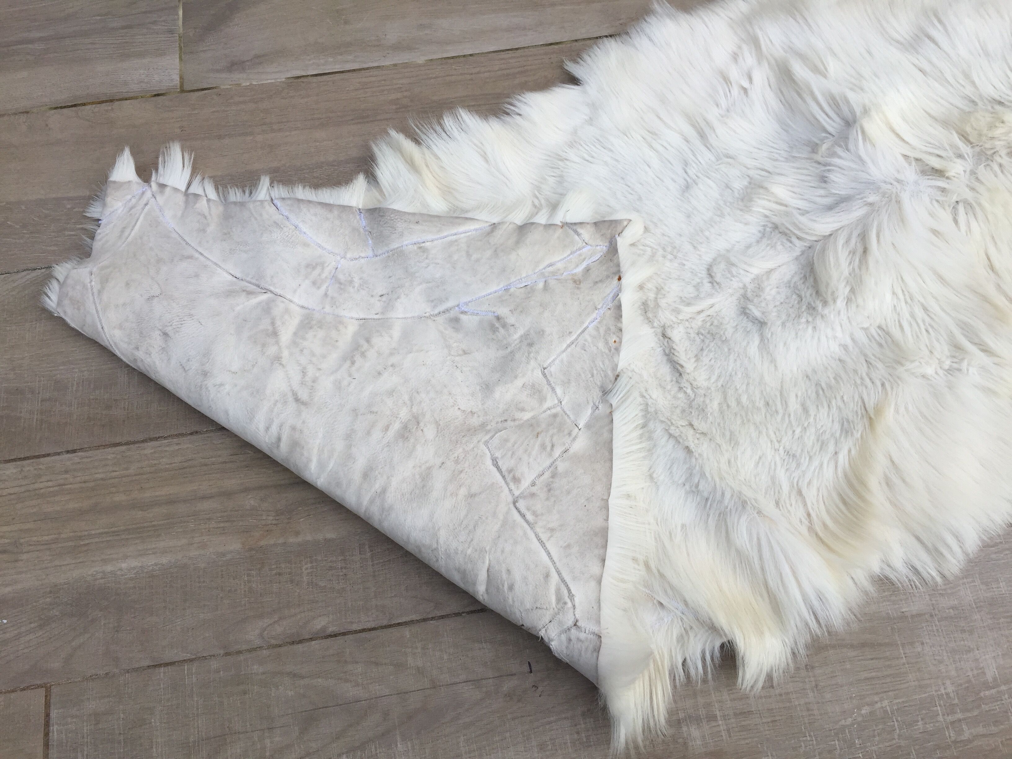 Vintage white skin carpet - 60 x 125cm