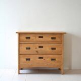 Coffre scandinave en bois avec poignées en fer