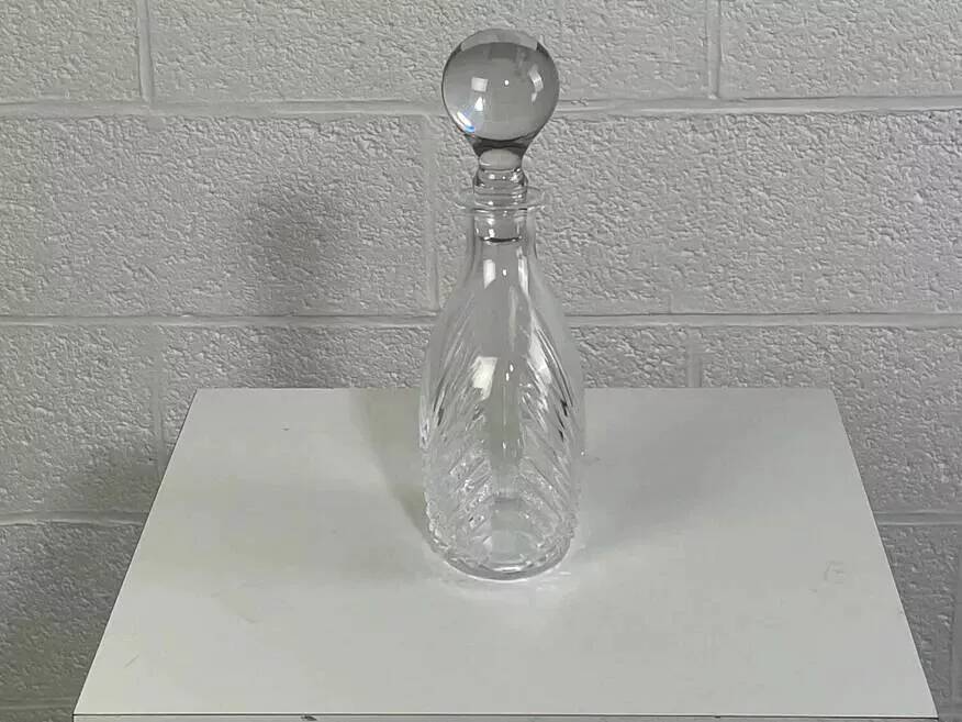 Carafe ancienne en verre sculpté