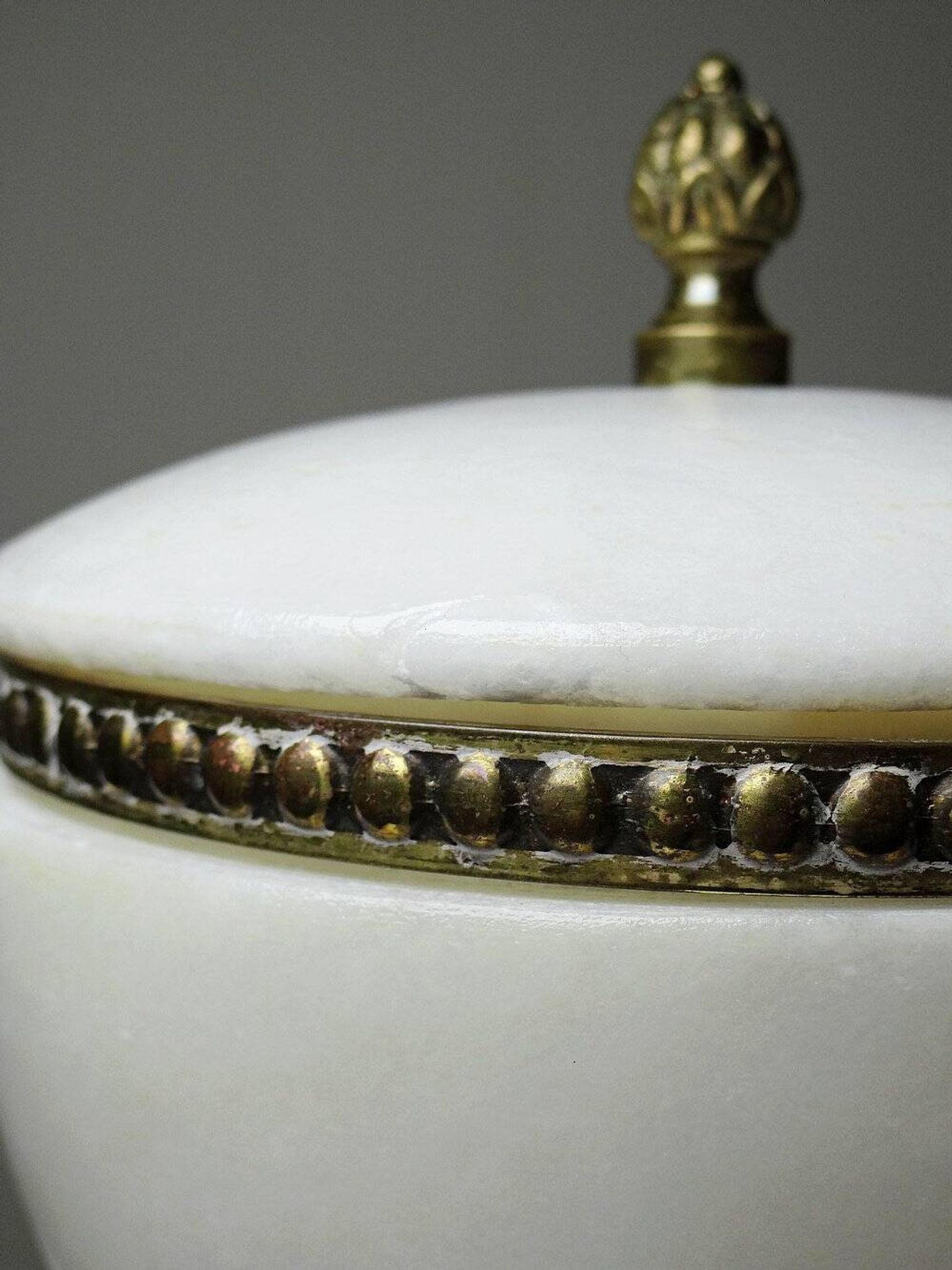 Alabaster and bronze bonbonnière in Empire style, circa 1900-1930.