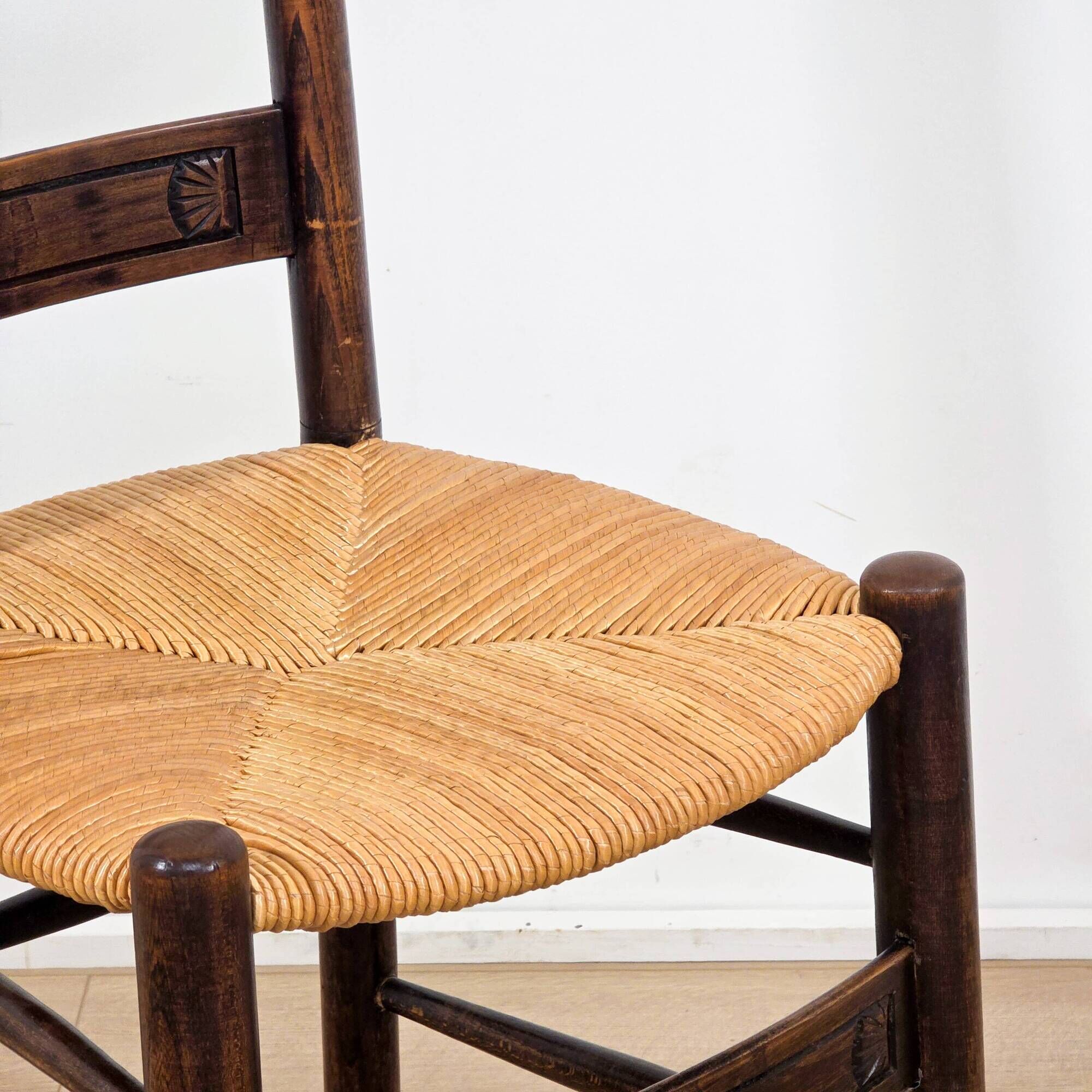 Set of 4 brutalist chairs in carved wood and straw – Circa 1940