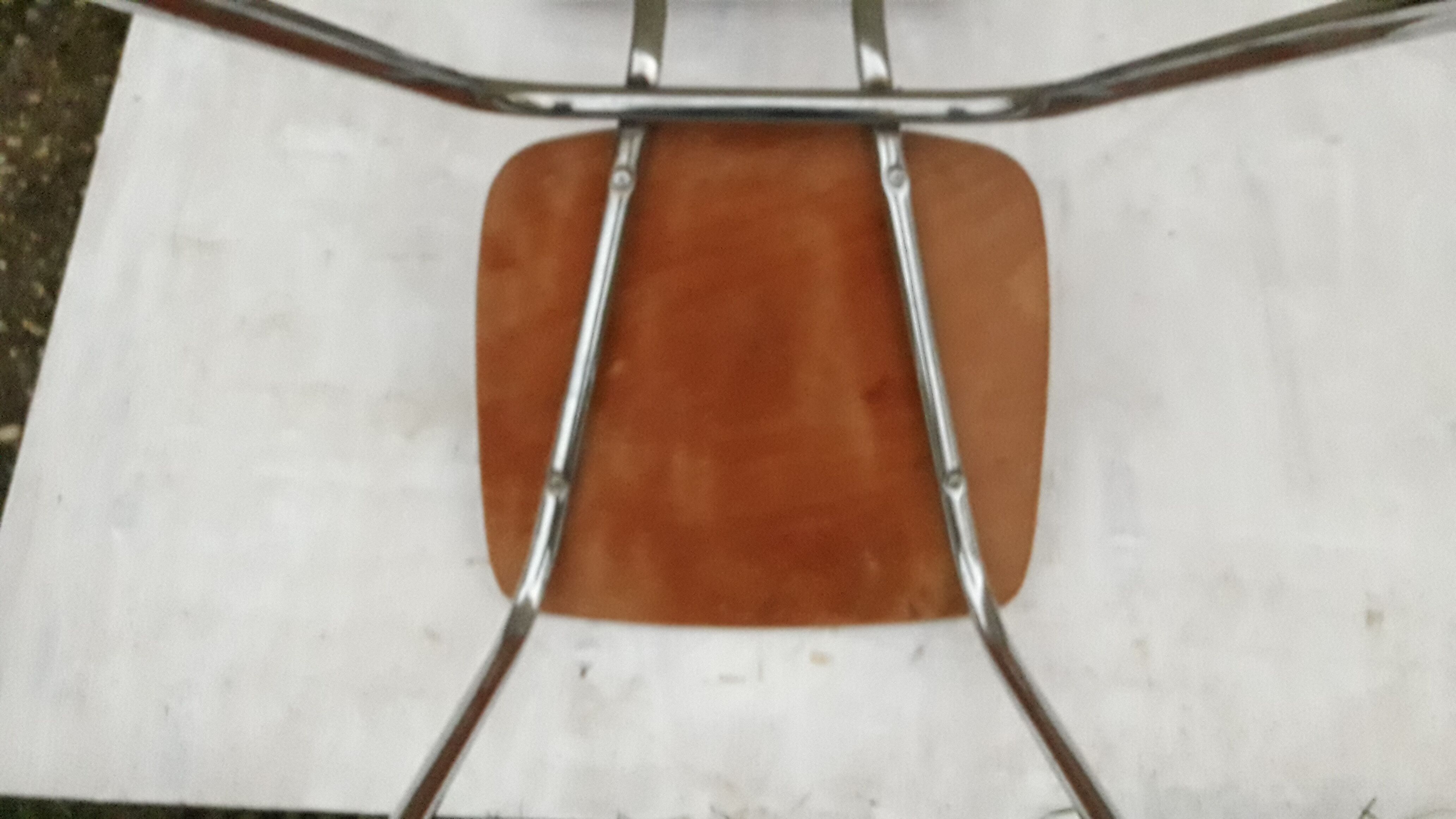 2 chaises en formica marron