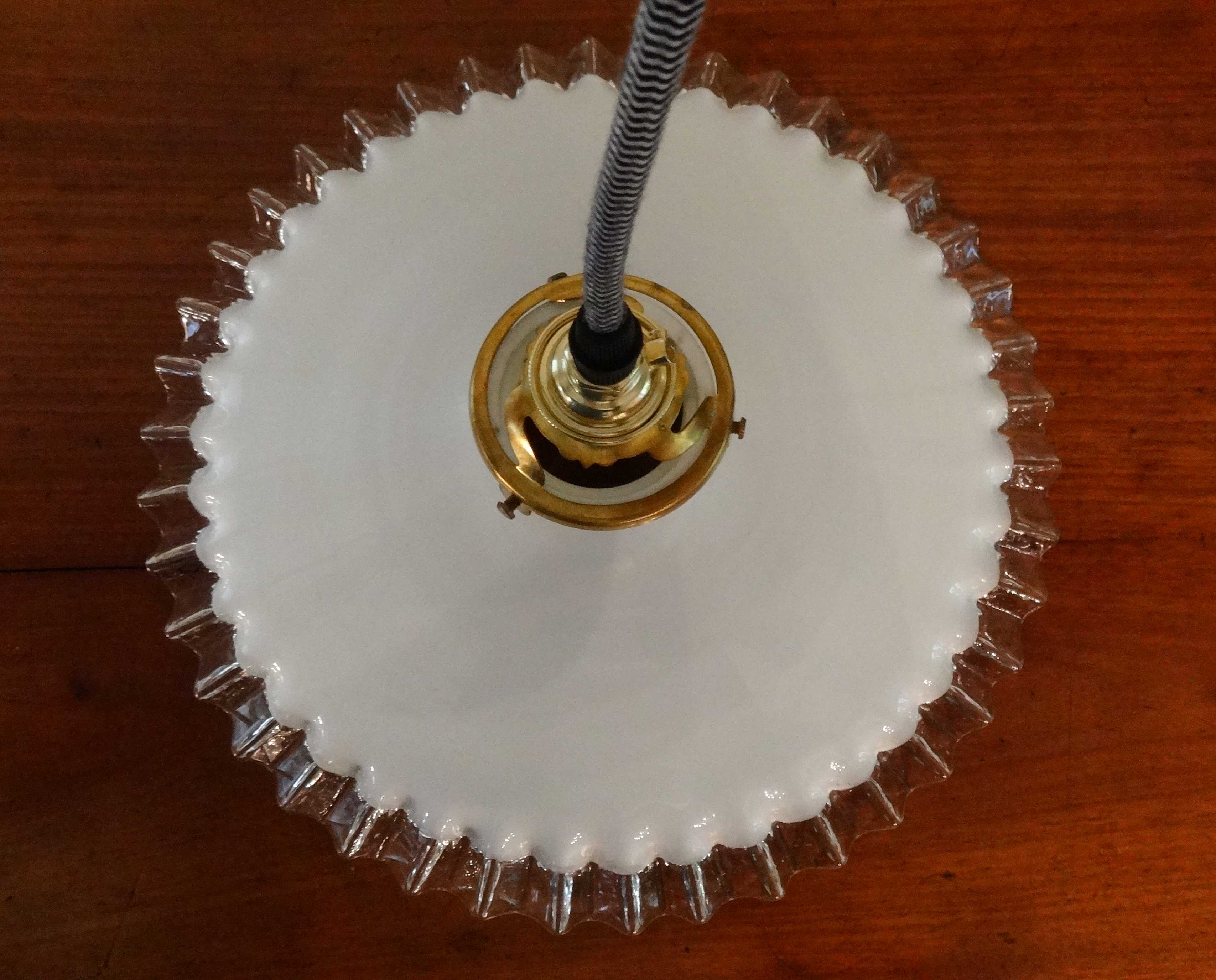 White opaline hanging with edge volante transparant