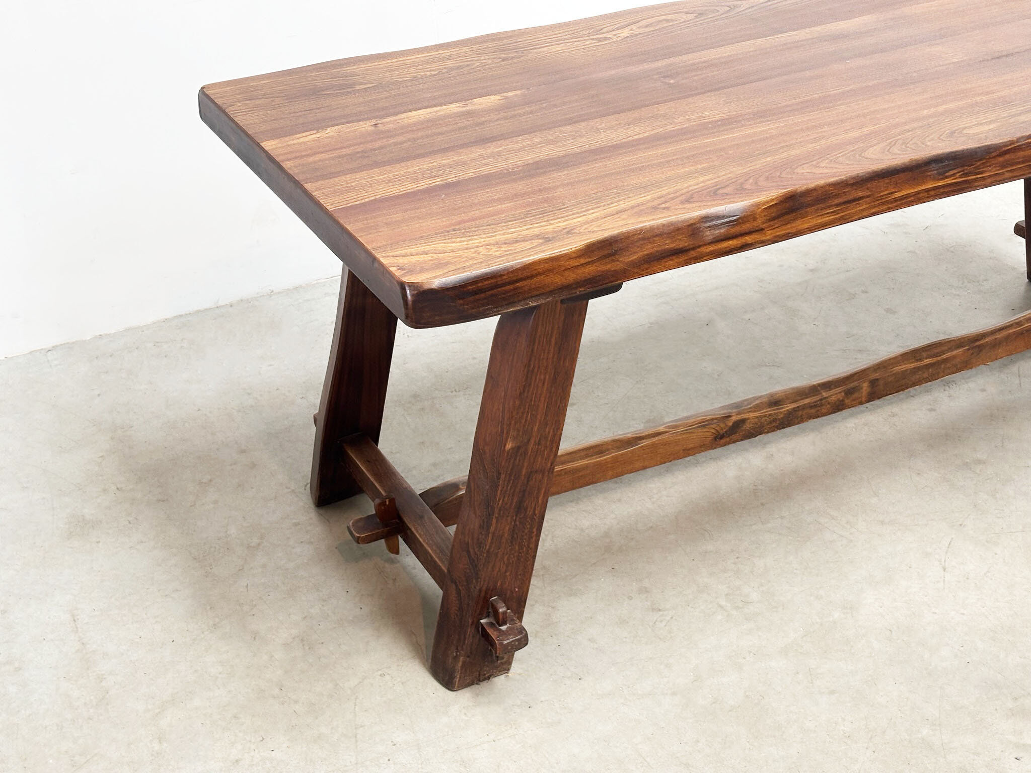 Dining table by Aranjou