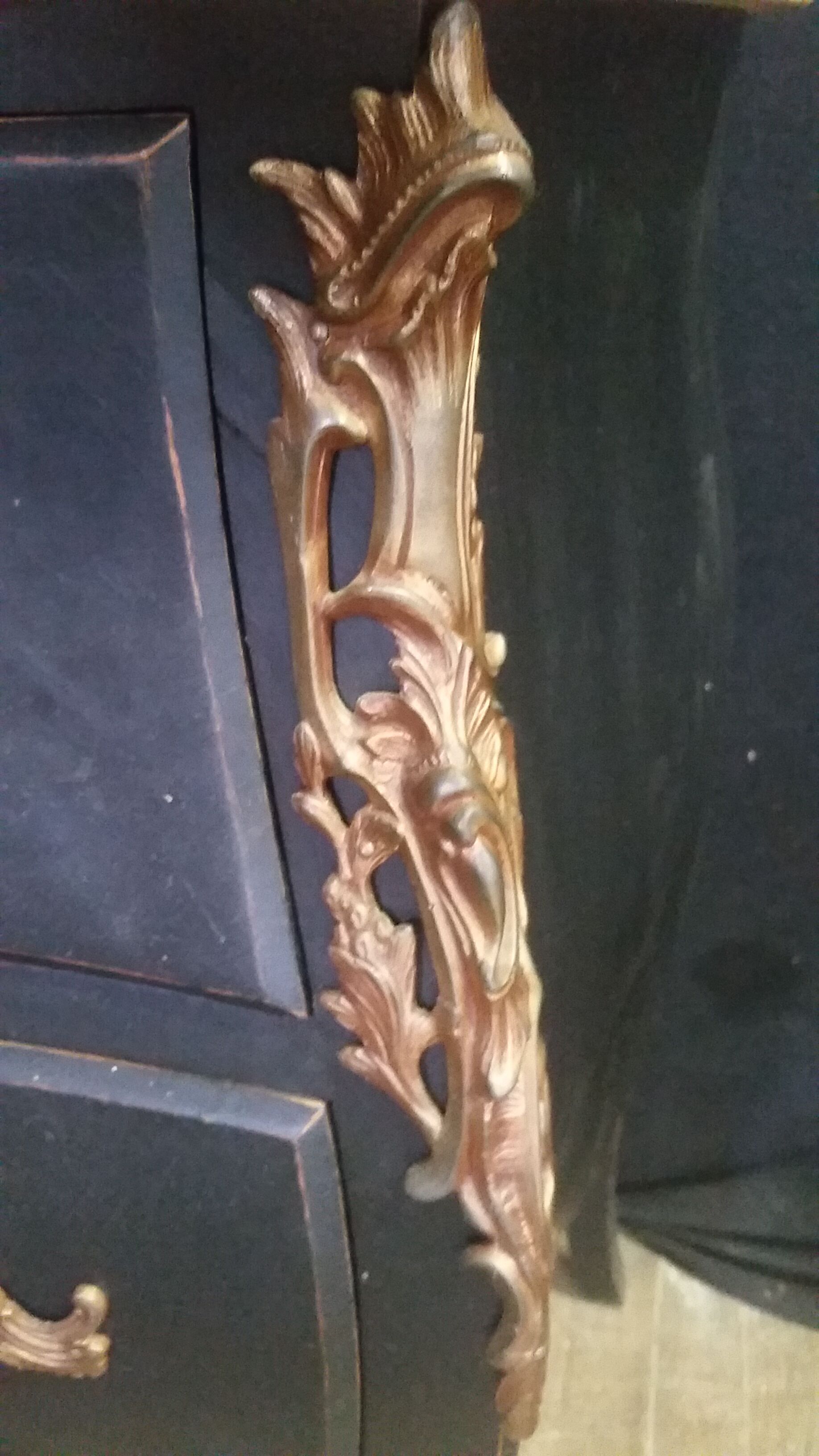 Curved chest of drawers