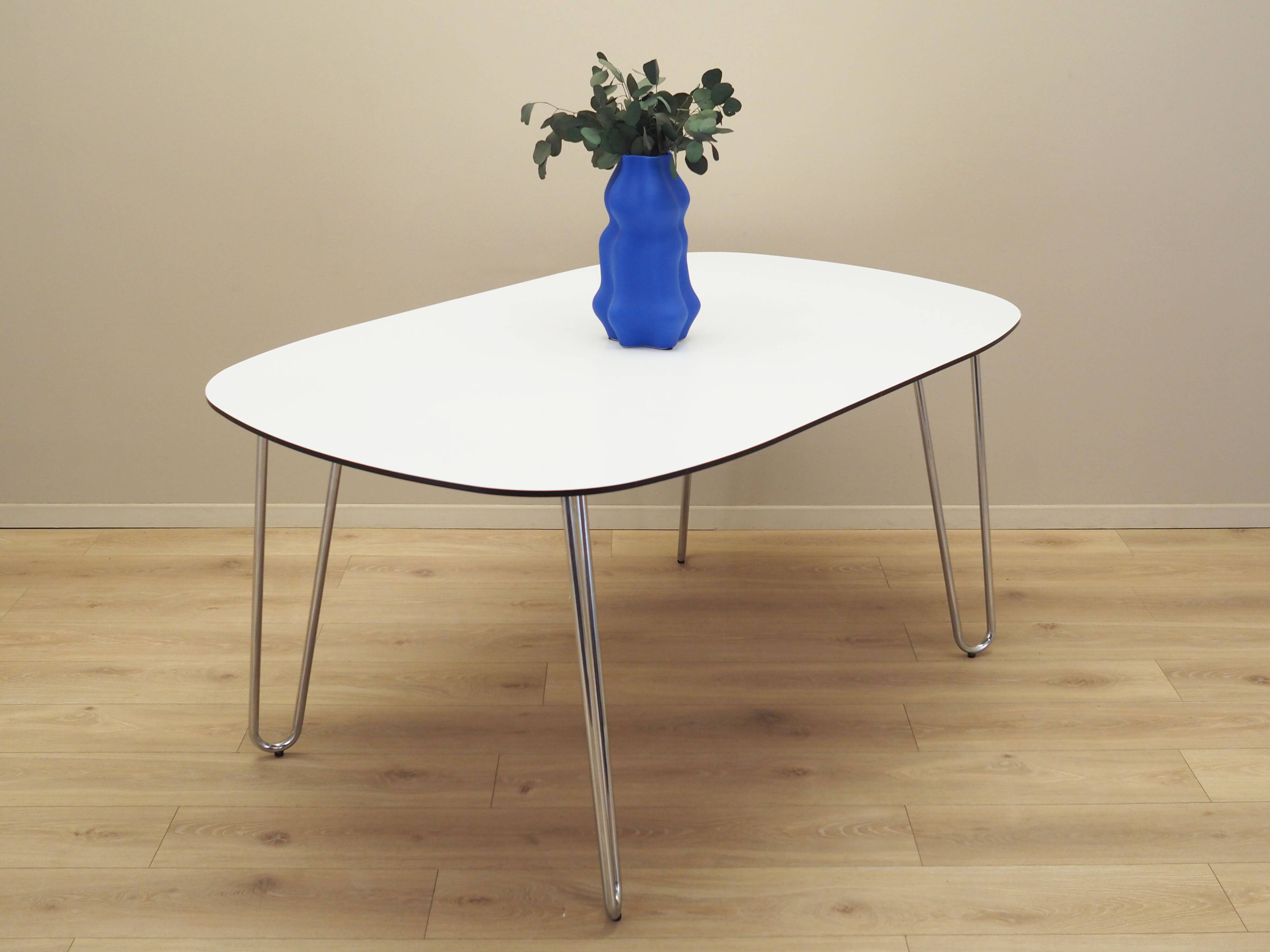 Table blanche, design italien, années 1990, production : Italie