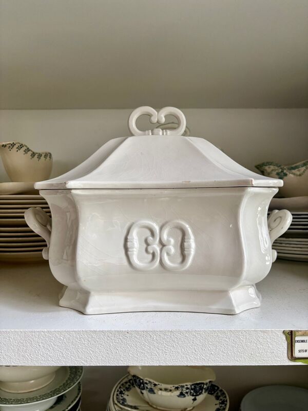 Centre de table, soupière en faïence blanche