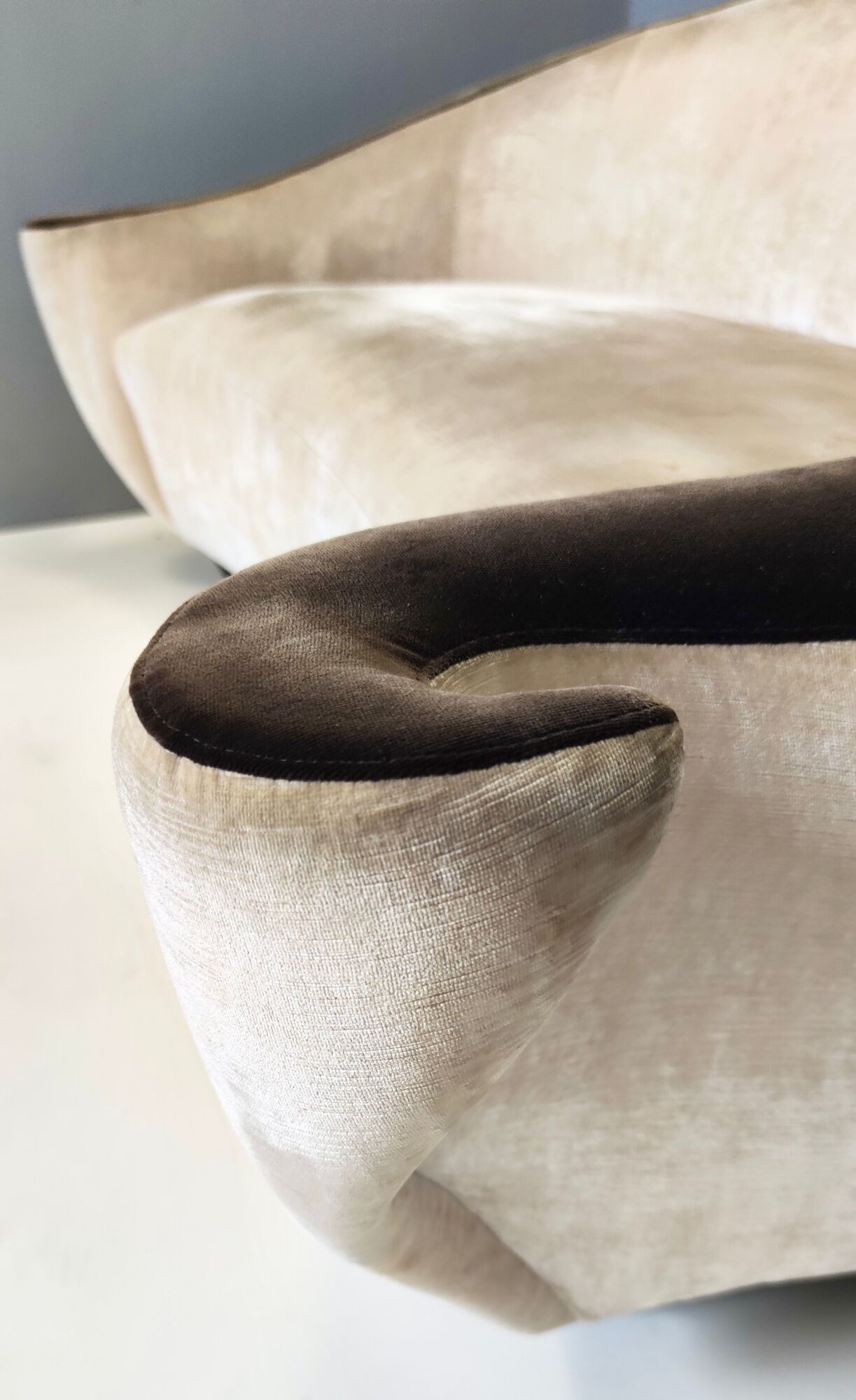 Fairy-tale kidney bean beige velvet sofa, italy