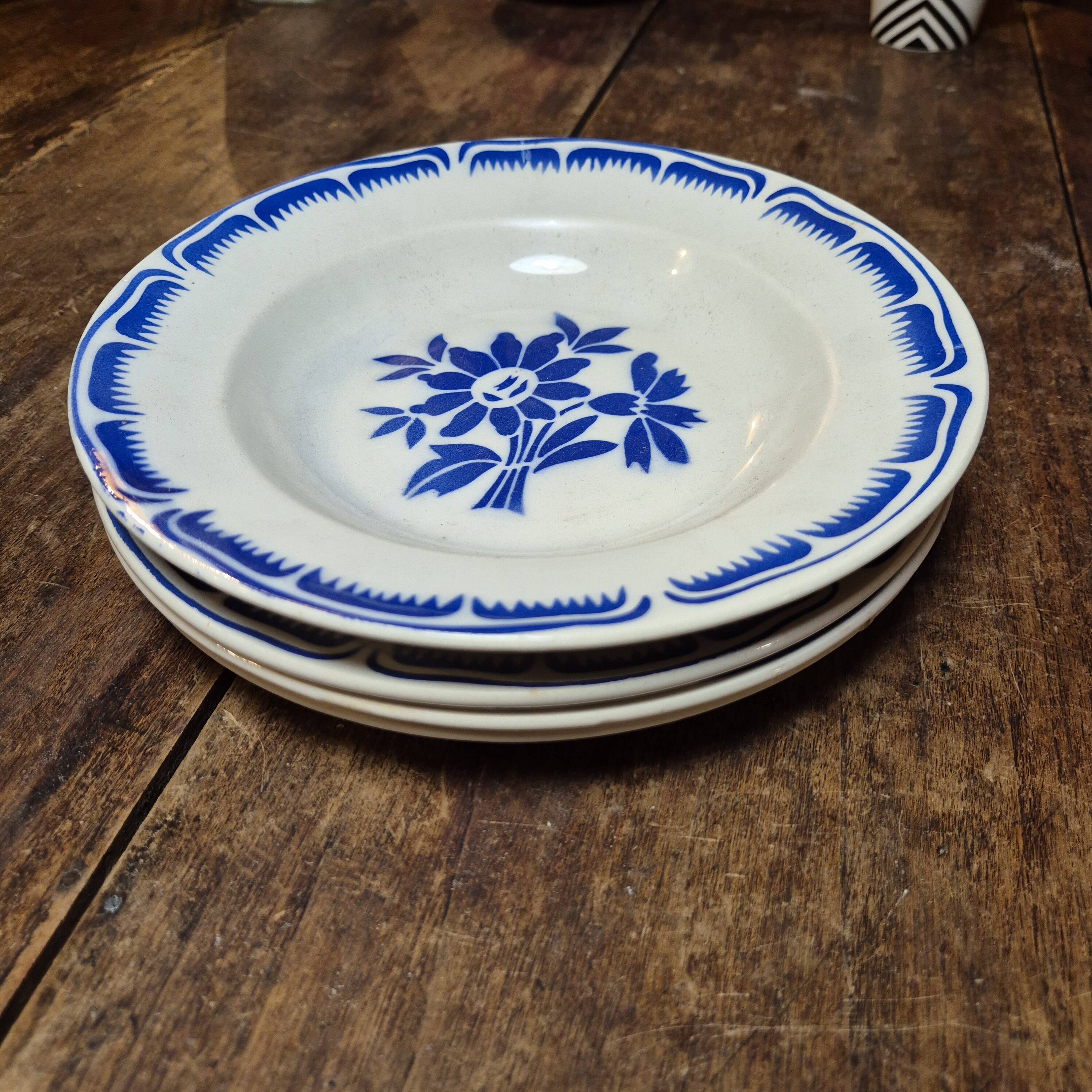 flat plates Moulin des Loups Orcerame blue flowers