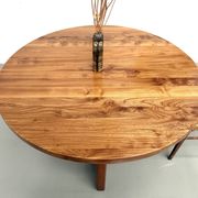 Table ronde moderniste en orme massif, piètement croisé