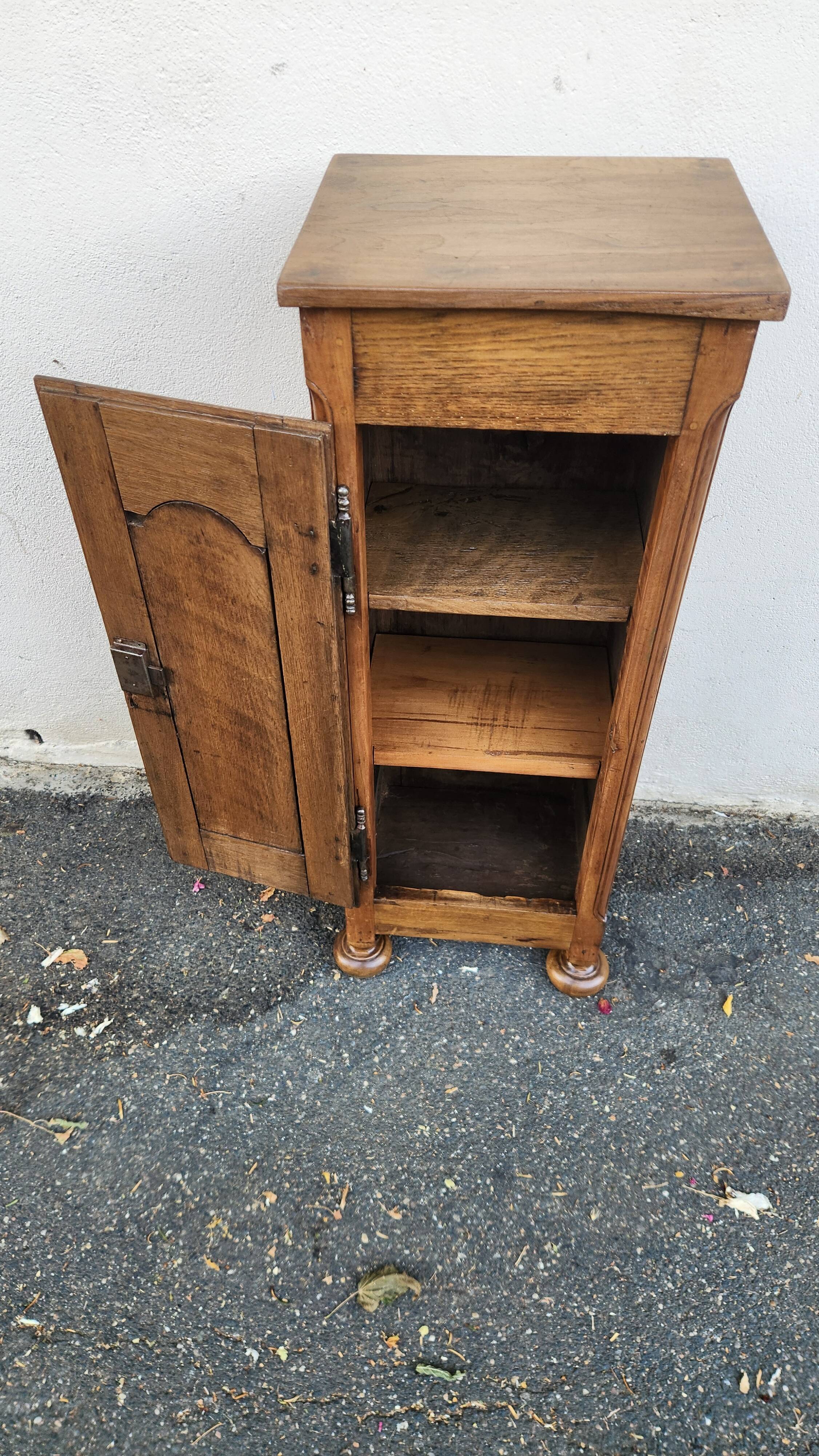 Charming column / pedestal in solid oak