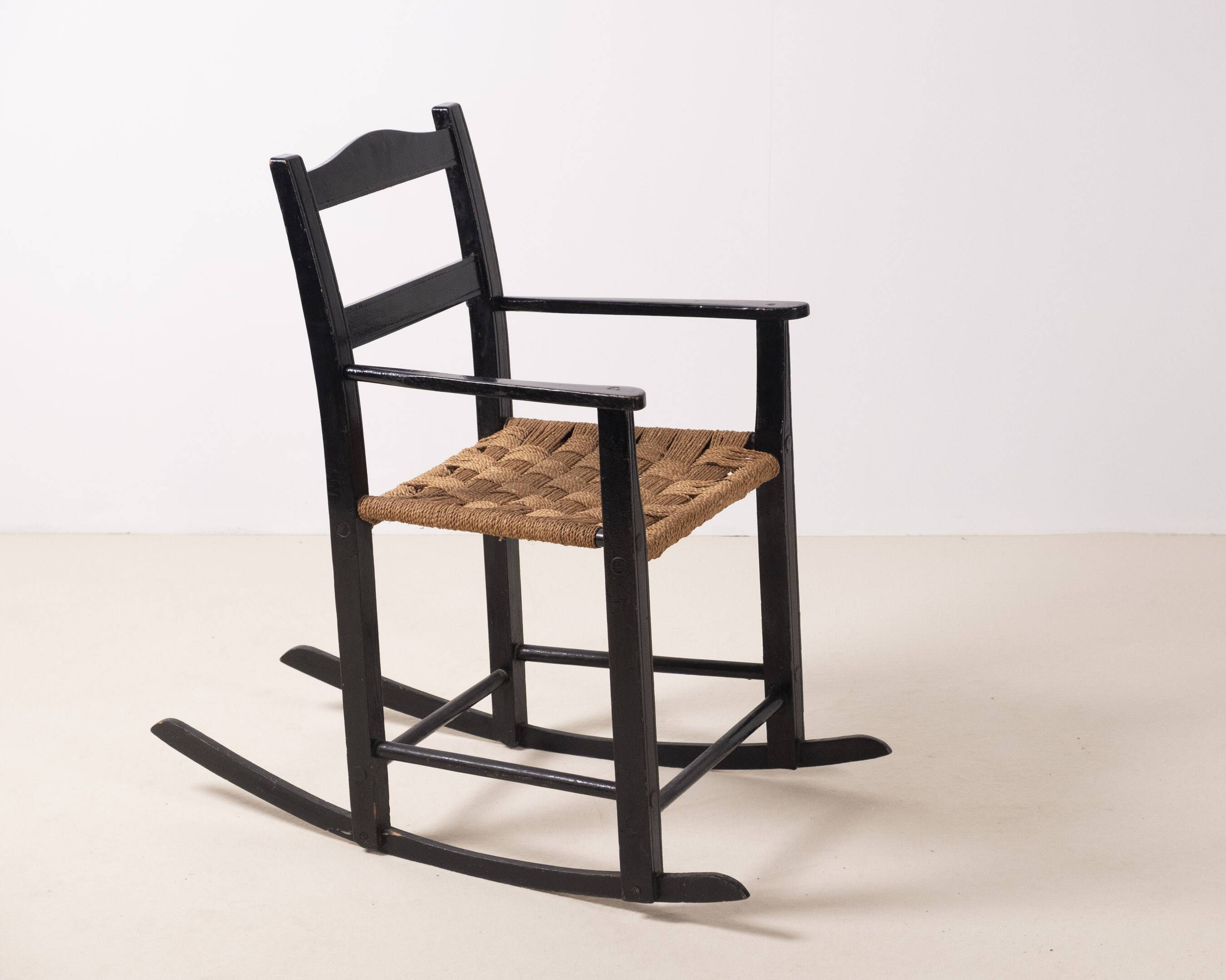 Fauteuil à bascule du début du 20e siècle avec siège en gazon, Danemark