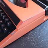 Machine à écrire orange vintage 1970