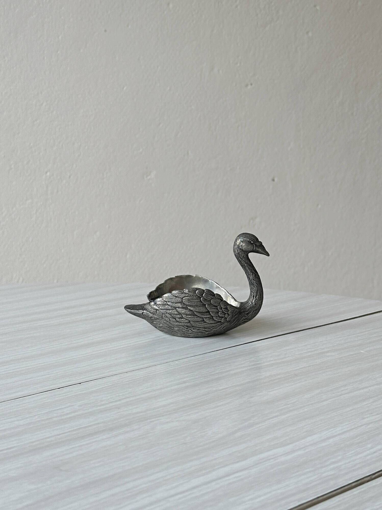 Swan catchall – Small swan-shaped dish in silver-plated metal